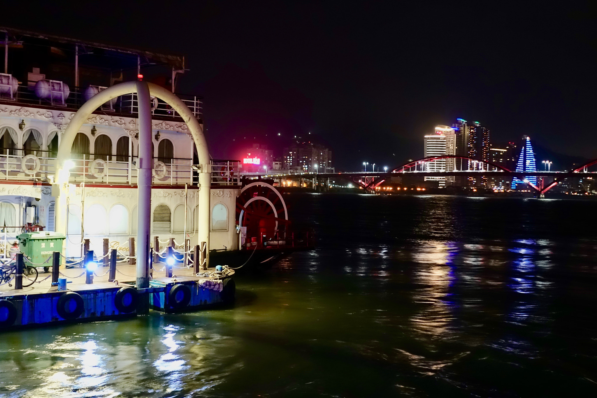 Sony DSC-RX100M5 + Sony 24-70mm F1.8-2.8 sample photo. Ferry boat at guandu dock 關渡碼頭，taipei photography