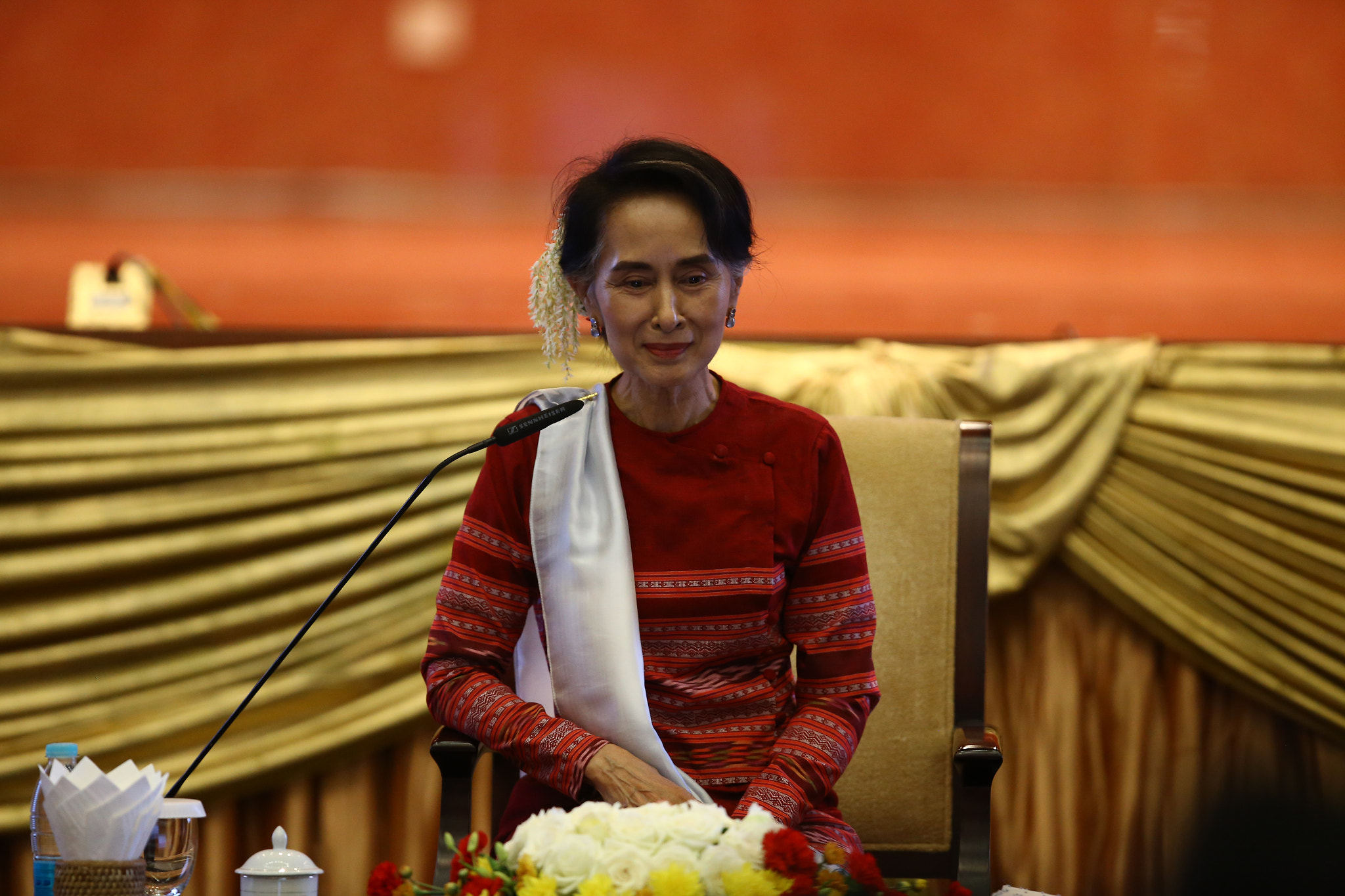 Canon EOS 6D + Canon EF 400mm F2.8L IS USM sample photo. Daw aung san suu kyi at peace talk in naypyidaw daw aung san suu kyi photography