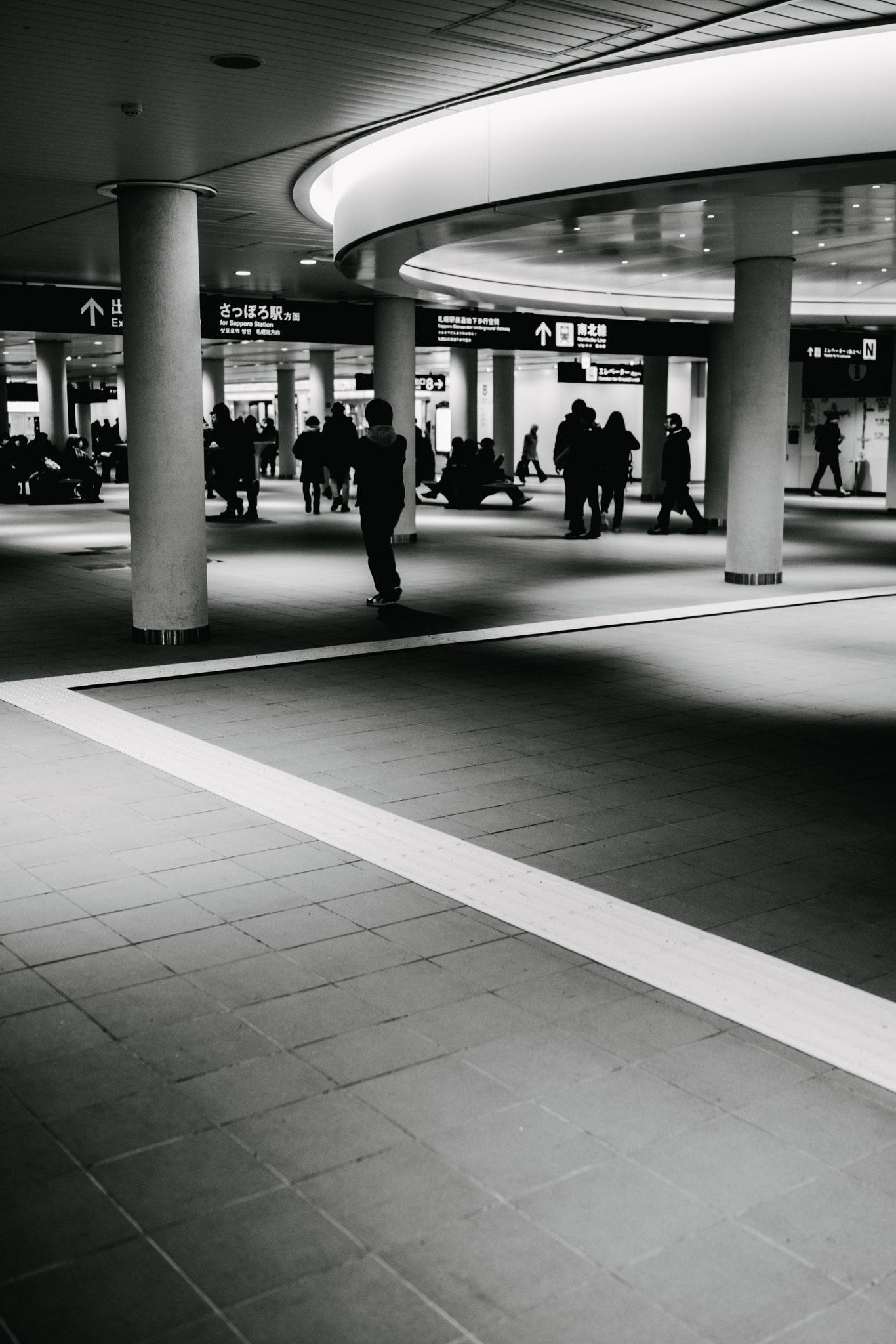 35mm F2.0 sample photo. Walk photography