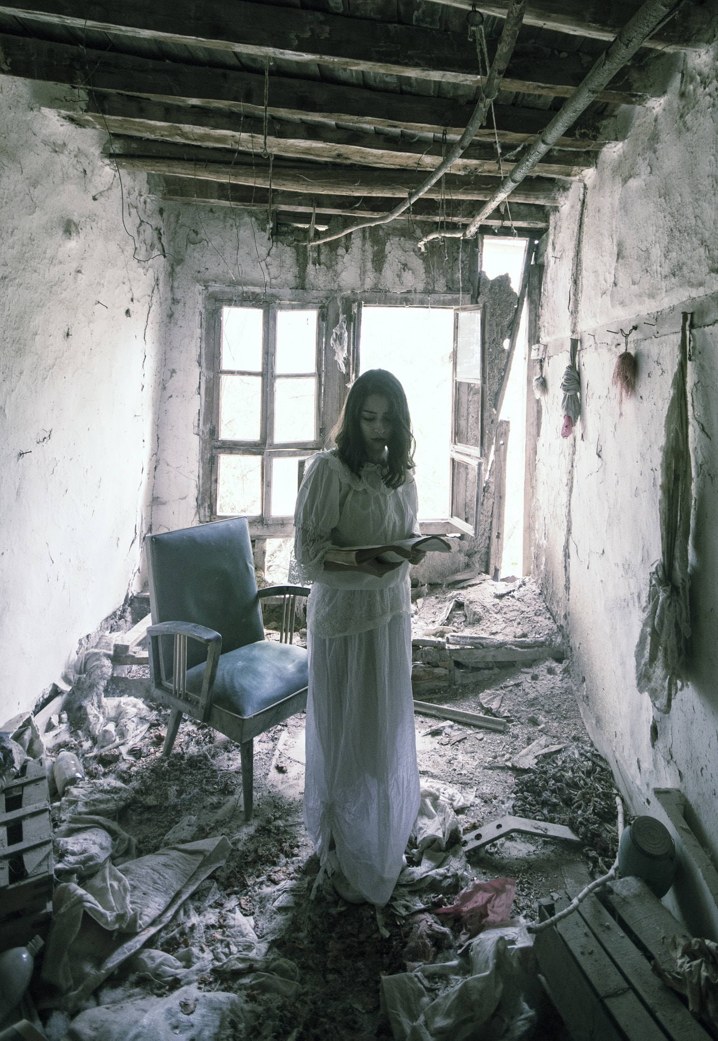 Sigma 10-20mm F4-5.6 EX DC HSM sample photo. A lonely girl in old room photography