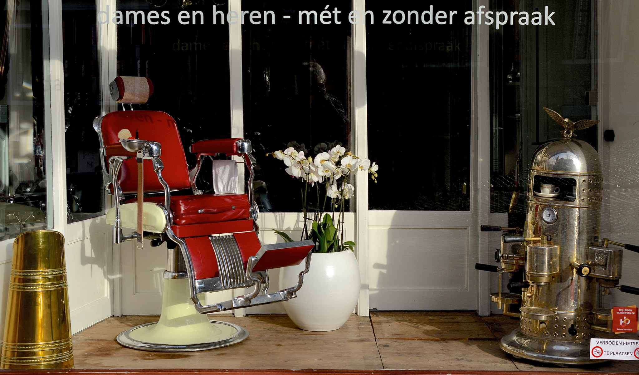 AF Zoom-Nikkor 28-85mm f/3.5-4.5 sample photo. Old barbershop window photography
