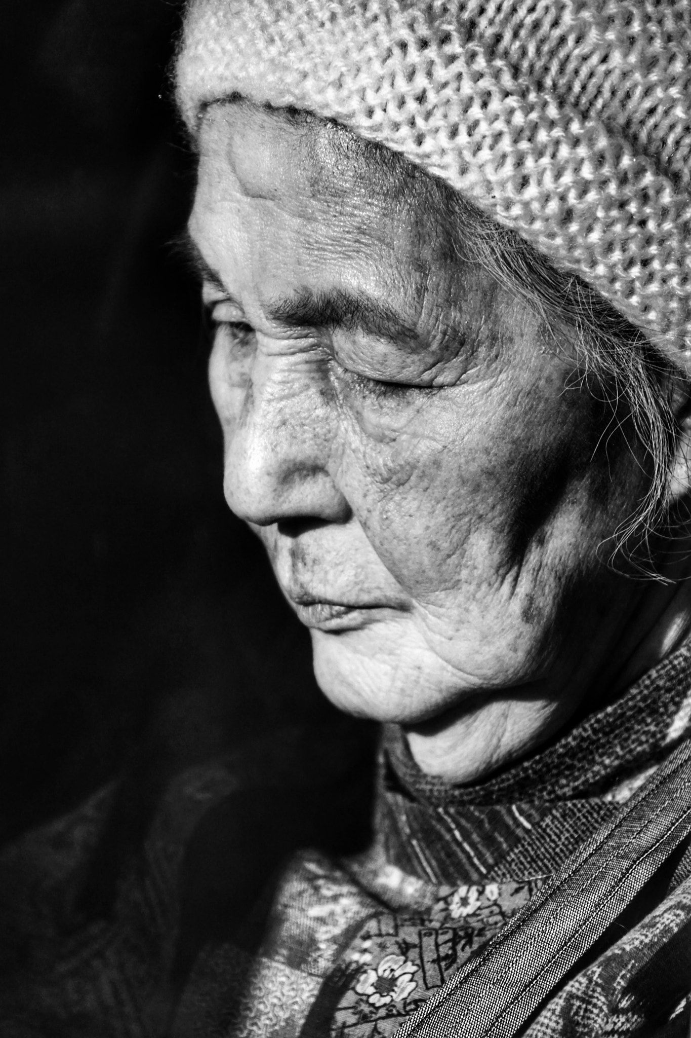 Sony E 18-200mm F3.5-6.3 OSS sample photo. Deep in thought after seeing mt fuji photography