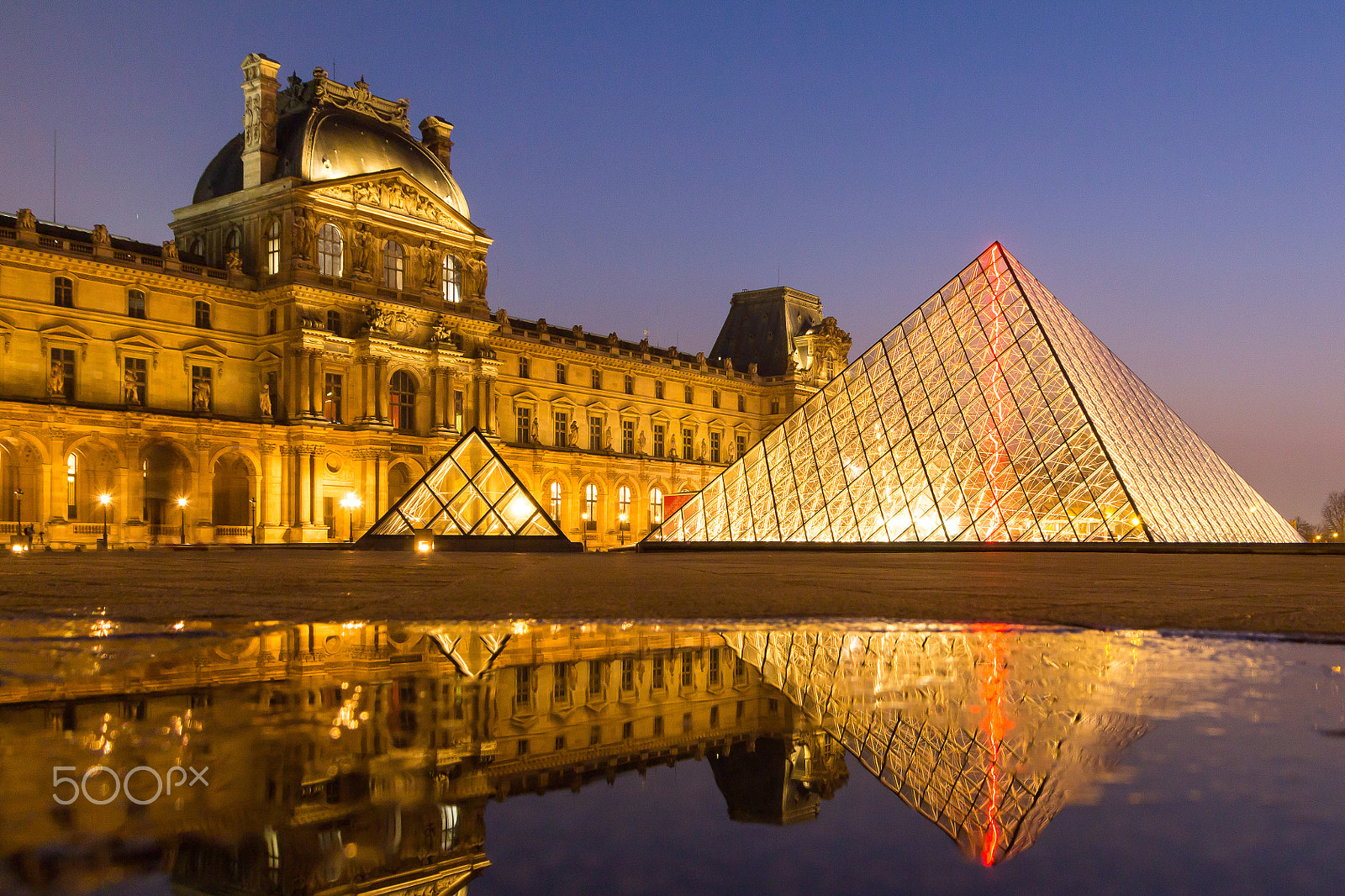 Canon EOS 650D (EOS Rebel T4i / EOS Kiss X6i) sample photo. Reflection of louvre pyramid shines at dusk photography
