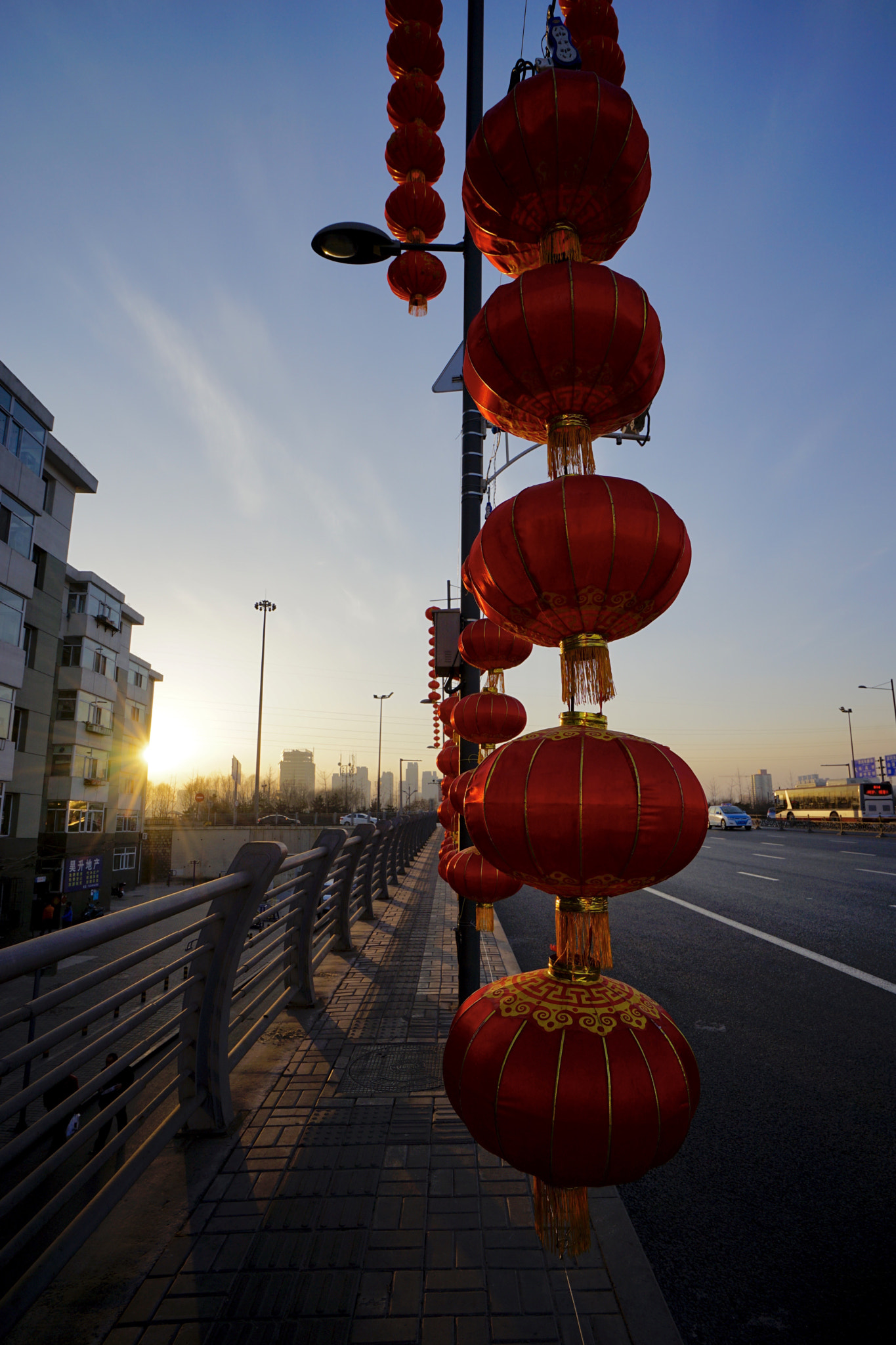 Sony a7 II + Sony Vario-Tessar T* FE 16-35mm F4 ZA OSS sample photo. 夕阳映红灯 photography