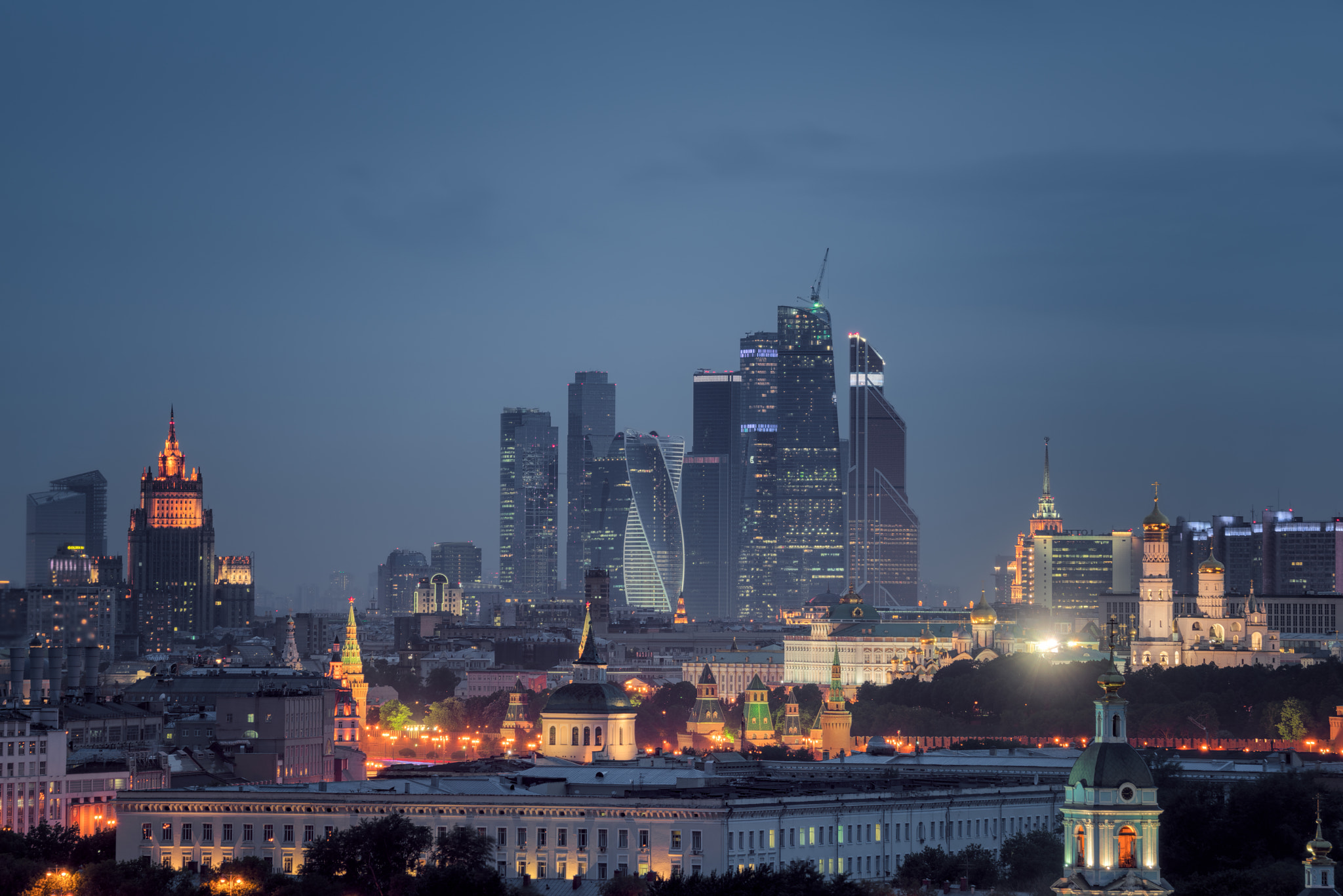 Sony a7R II + Sony 70-400mm F4-5.6 G SSM II sample photo. The night falls and the city awakens photography