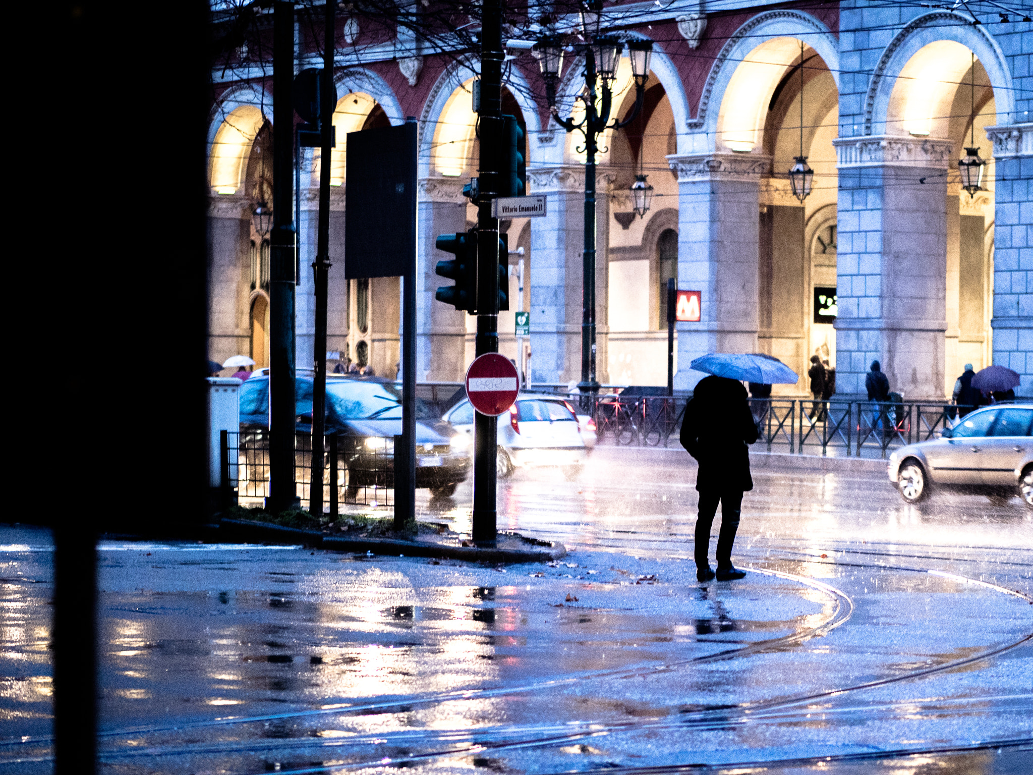 Olympus OM-D E-M1 + Panasonic Leica DG Nocticron 42.5mm F1.2 ASPH OIS sample photo. Raining in turin photography