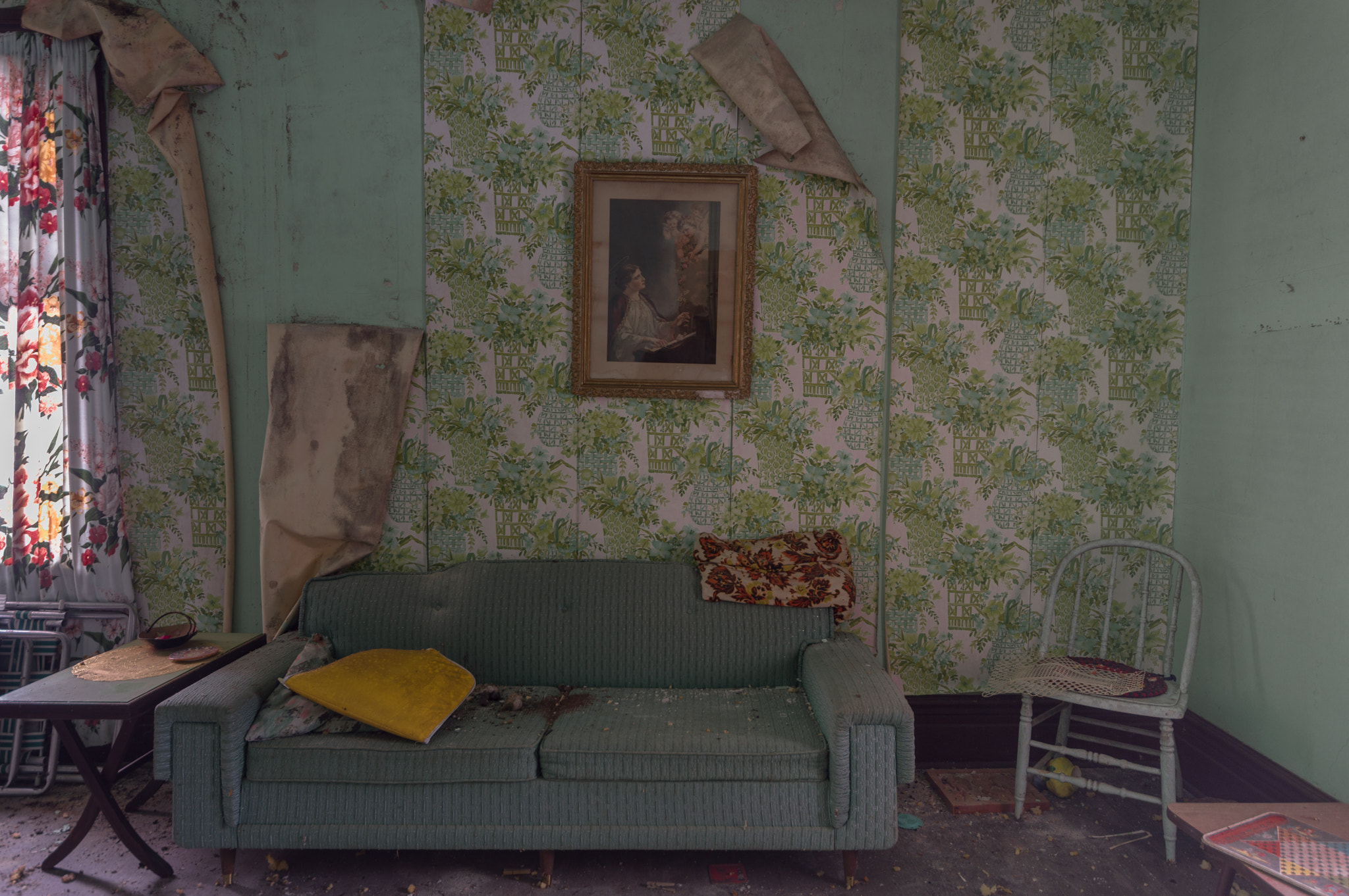 Sigma 10-20mm F4-5.6 EX DC HSM sample photo. Green wallpaper abandoned house ontario photography