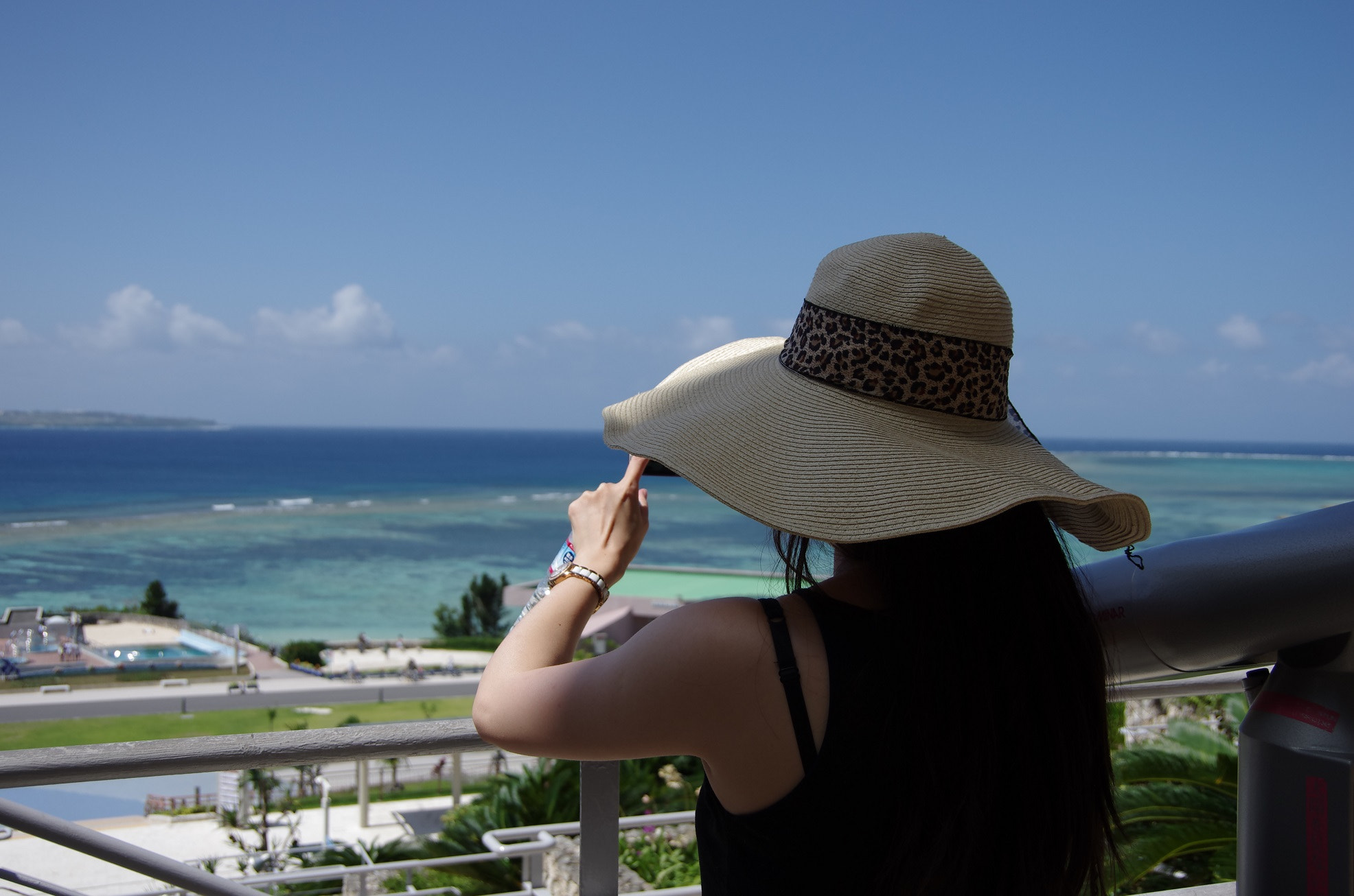 Pentax K-5 sample photo. Lady viewing okinawa beach photography