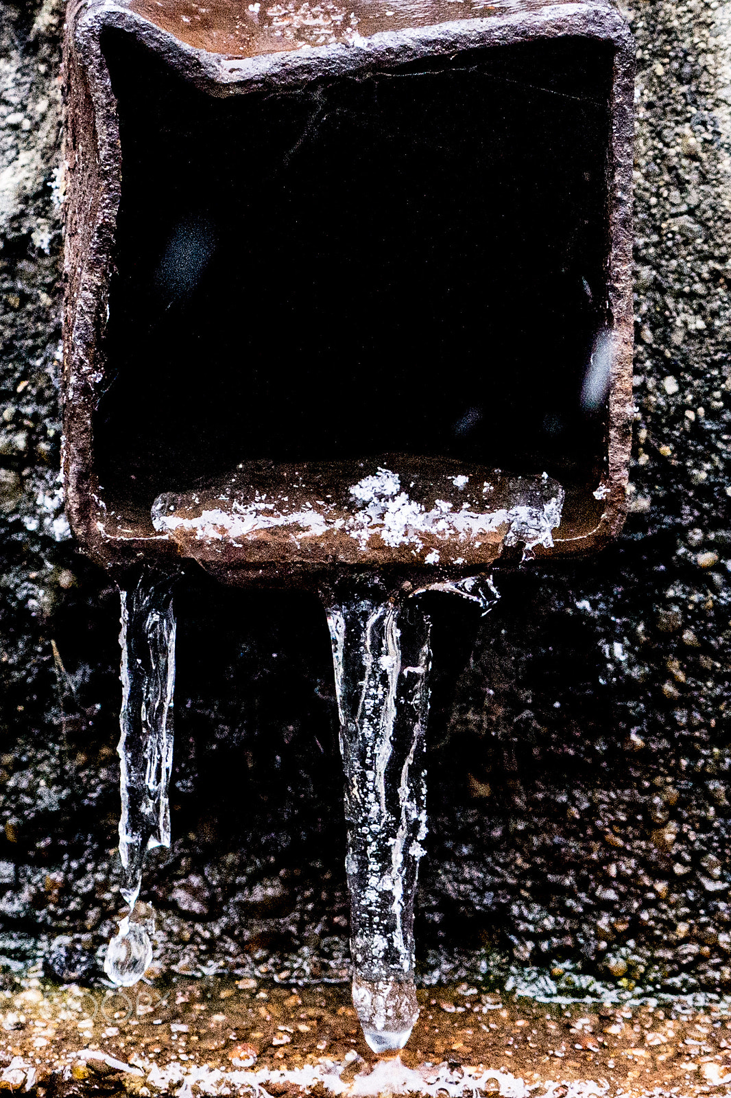 Sony a6000 + Sony FE 70-200mm F4 G OSS sample photo. Cold dark tunnell photography