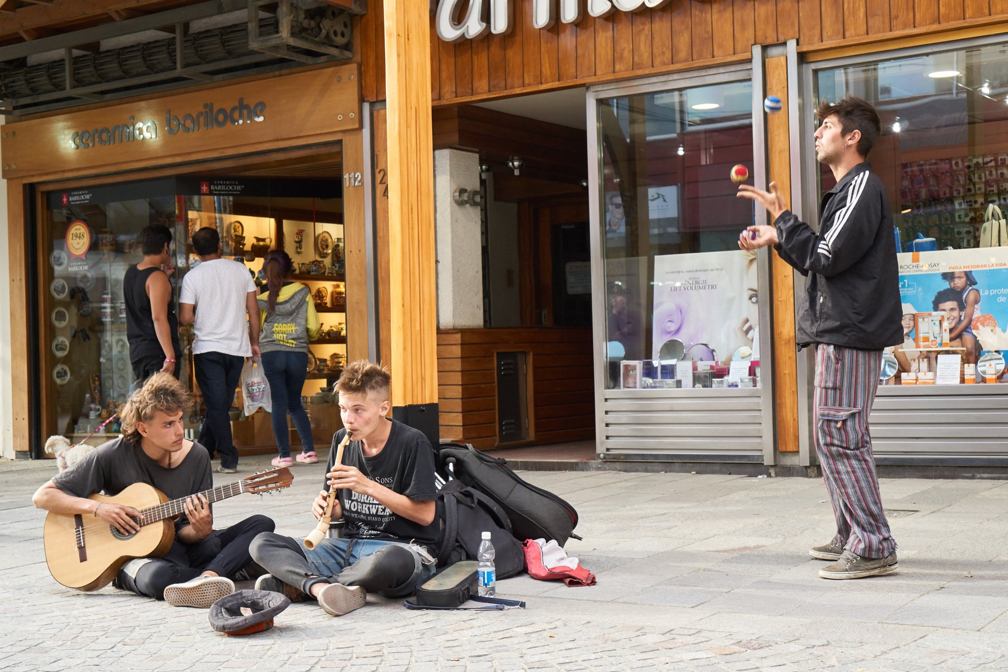 Sony a6000 sample photo. Street band and juggler photography