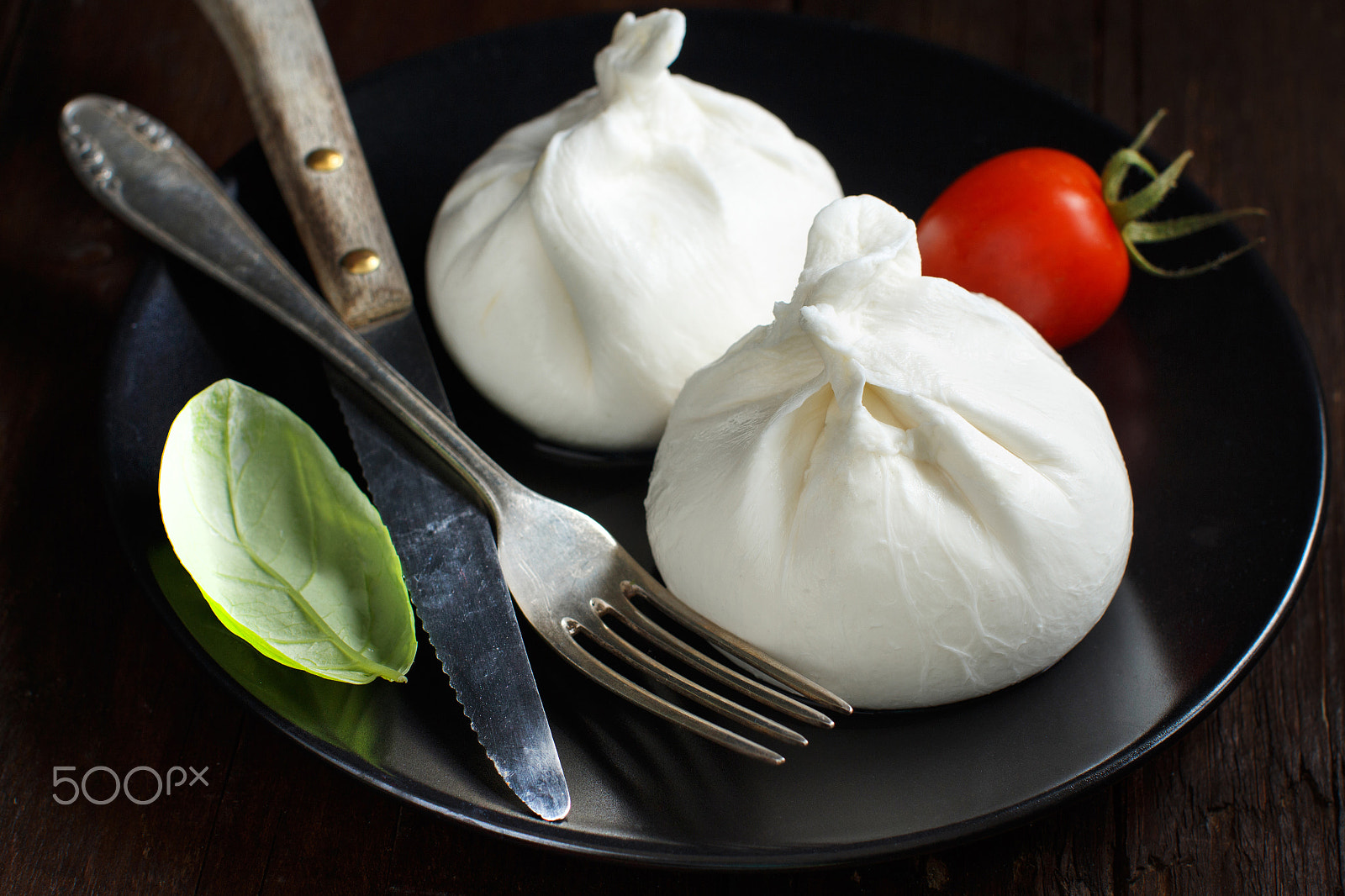 Canon EOS 650D (EOS Rebel T4i / EOS Kiss X6i) + Canon EF 50mm F1.2L USM sample photo. Italian cheese burrata photography