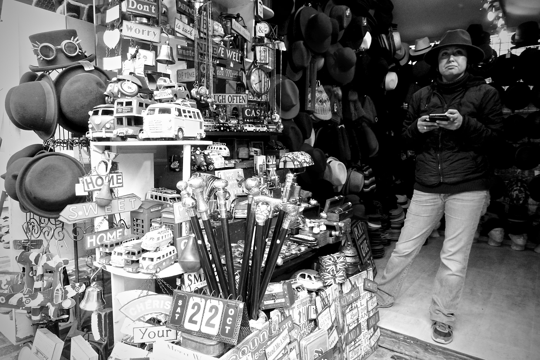 Sony Cyber-shot DSC-RX100 IV + Sony 24-70mm F1.8-2.8 sample photo. Camden market, camden town, london, uk. photography