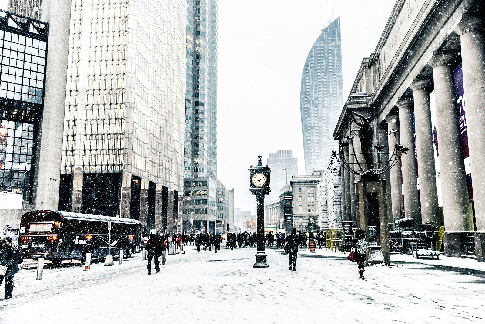 Nikon D610 + Nikon AF-S Nikkor 200-400mm F4G ED-IF VR sample photo. A snowy morning commute photography