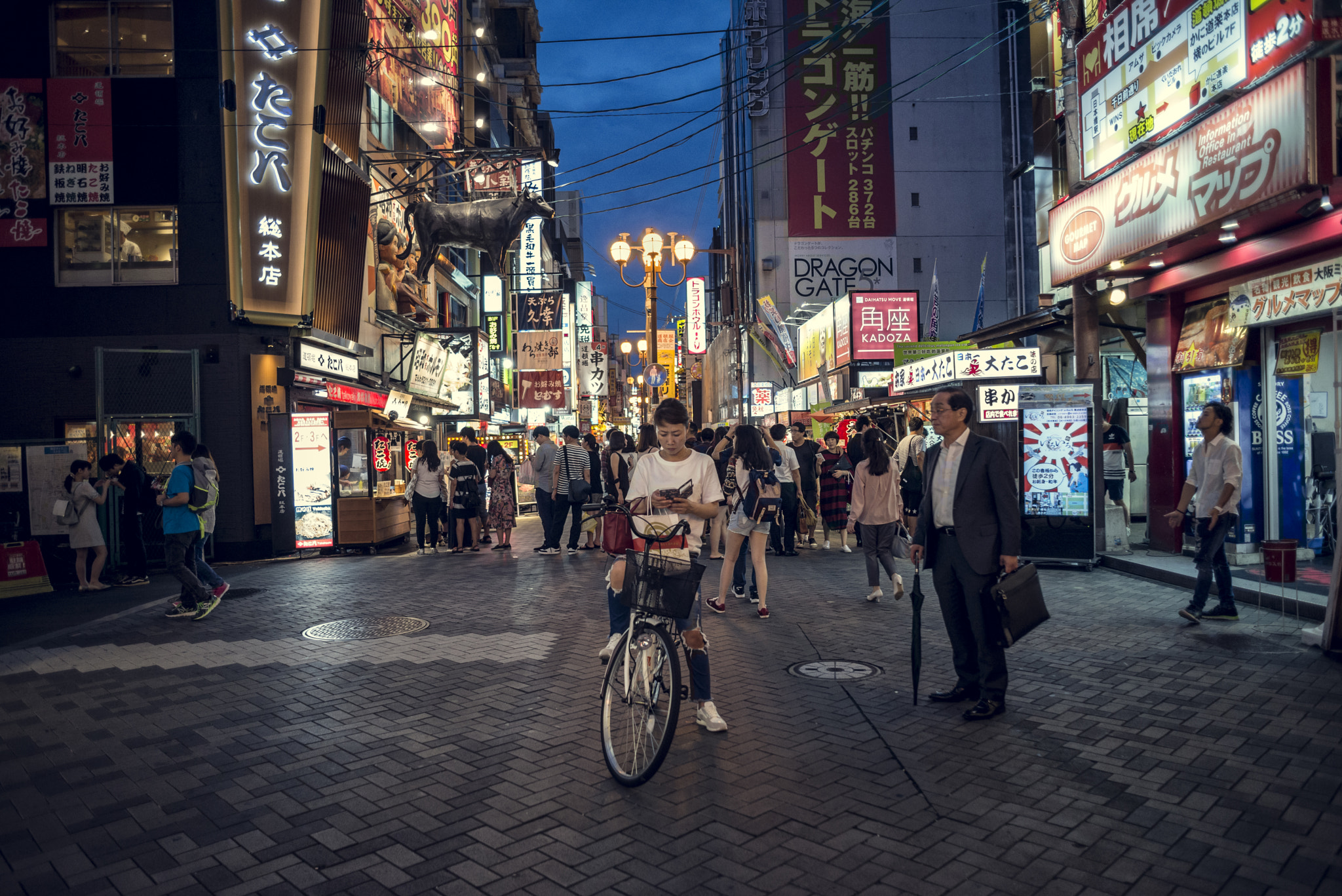 Nikon D610 + AF Nikkor 24mm f/2.8 sample photo. Dotonbori noche bici photography