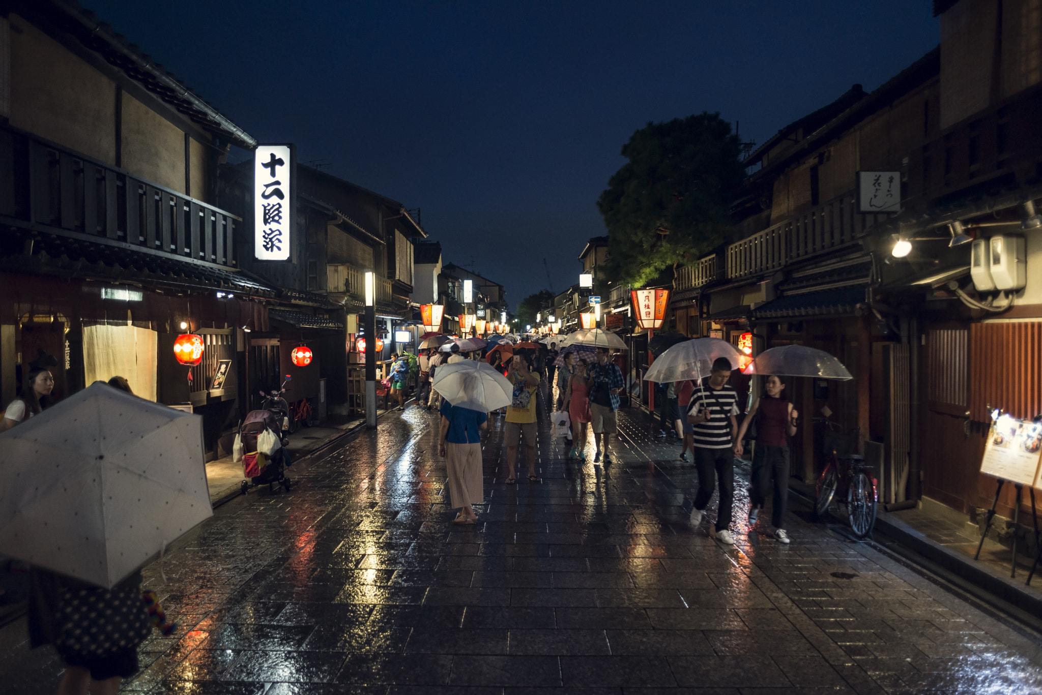 Nikon D610 + AF Nikkor 24mm f/2.8 sample photo. Japon gion la zona de chochin photography