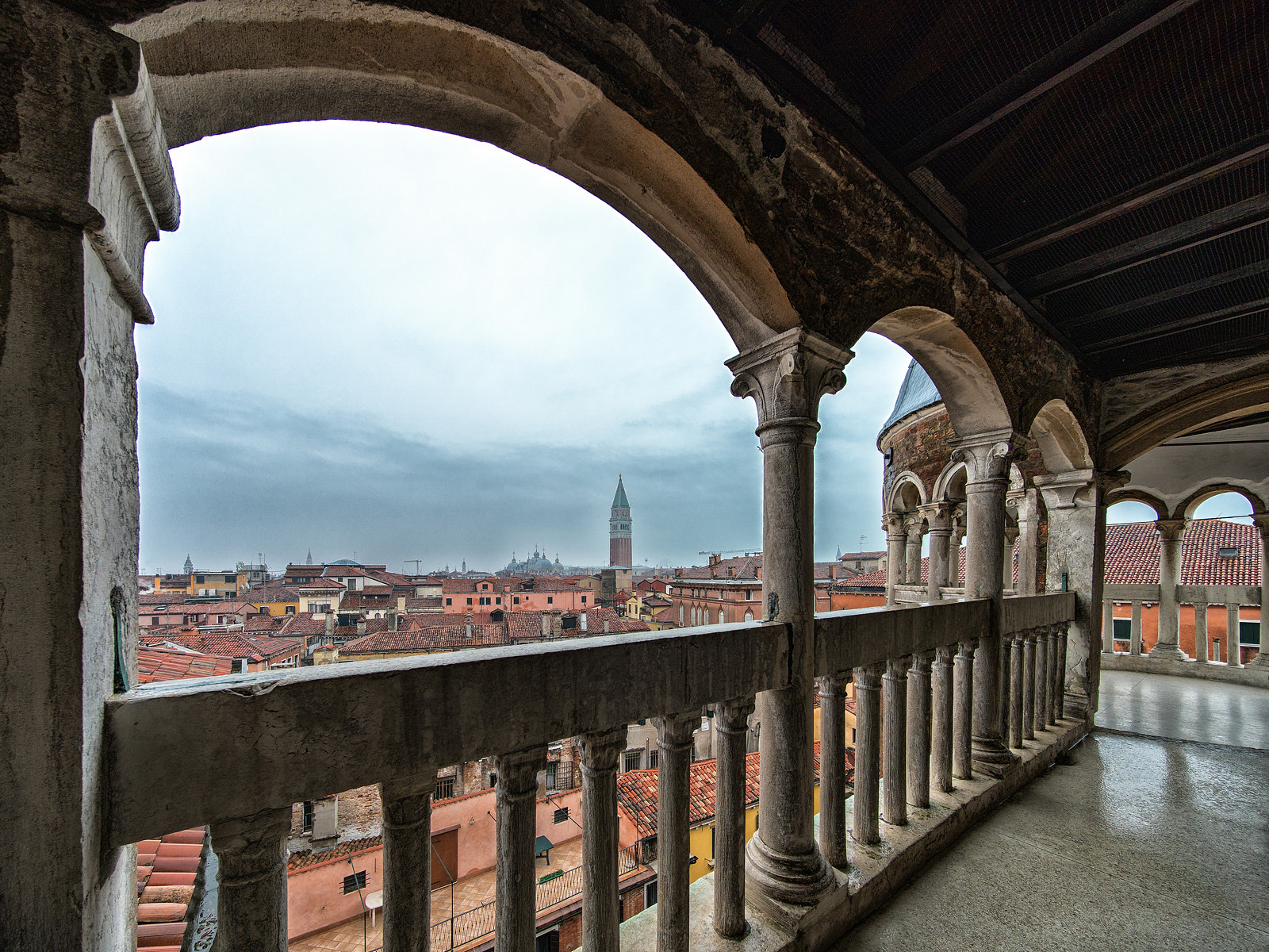 Voigtlander HELIAR-HYPER WIDE 10mm F5.6 sample photo. Palazzo contarini del bovolo photography