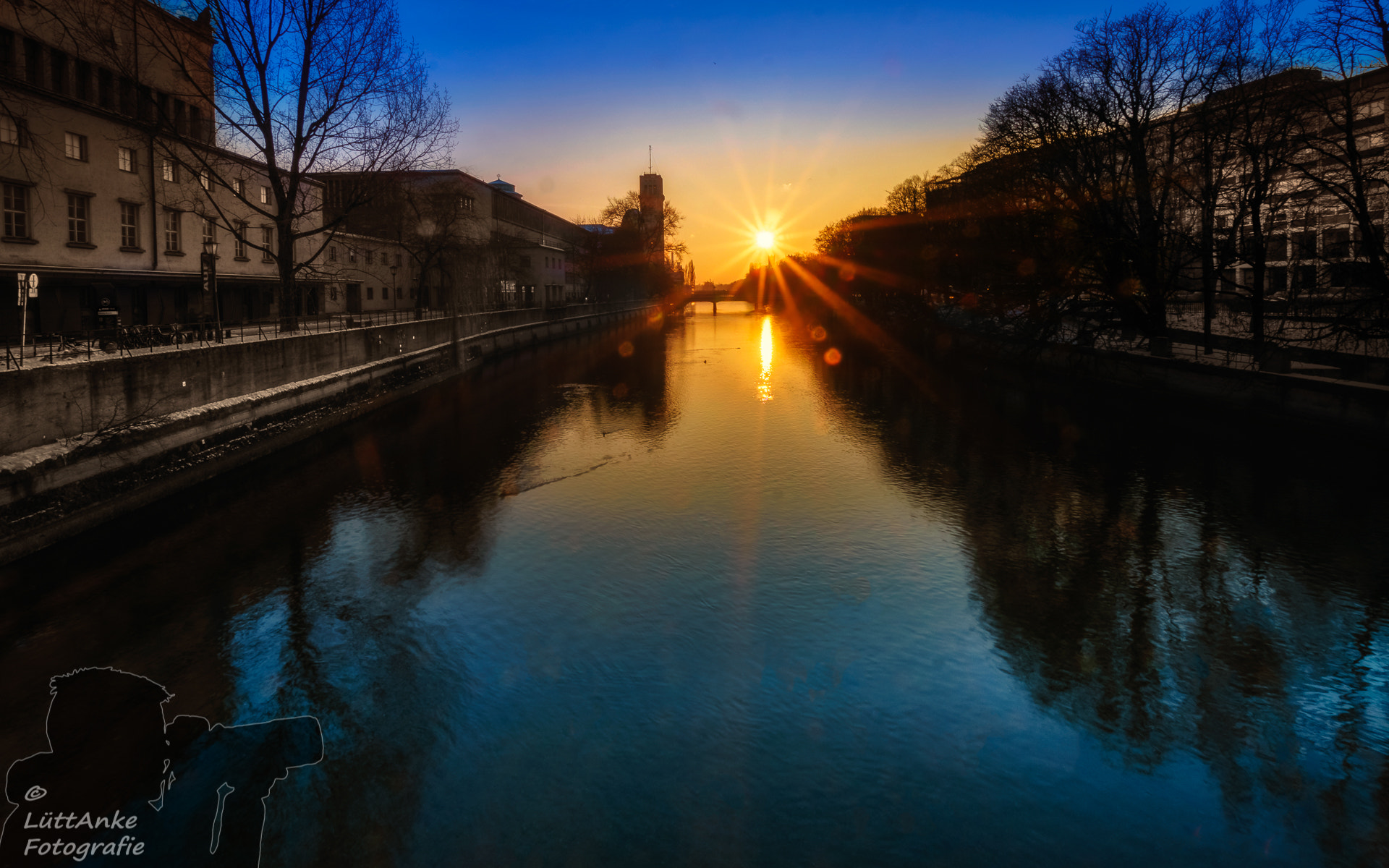 Sony a6300 + Sony E 10-18mm F4 OSS sample photo. Sunset in munich city photography