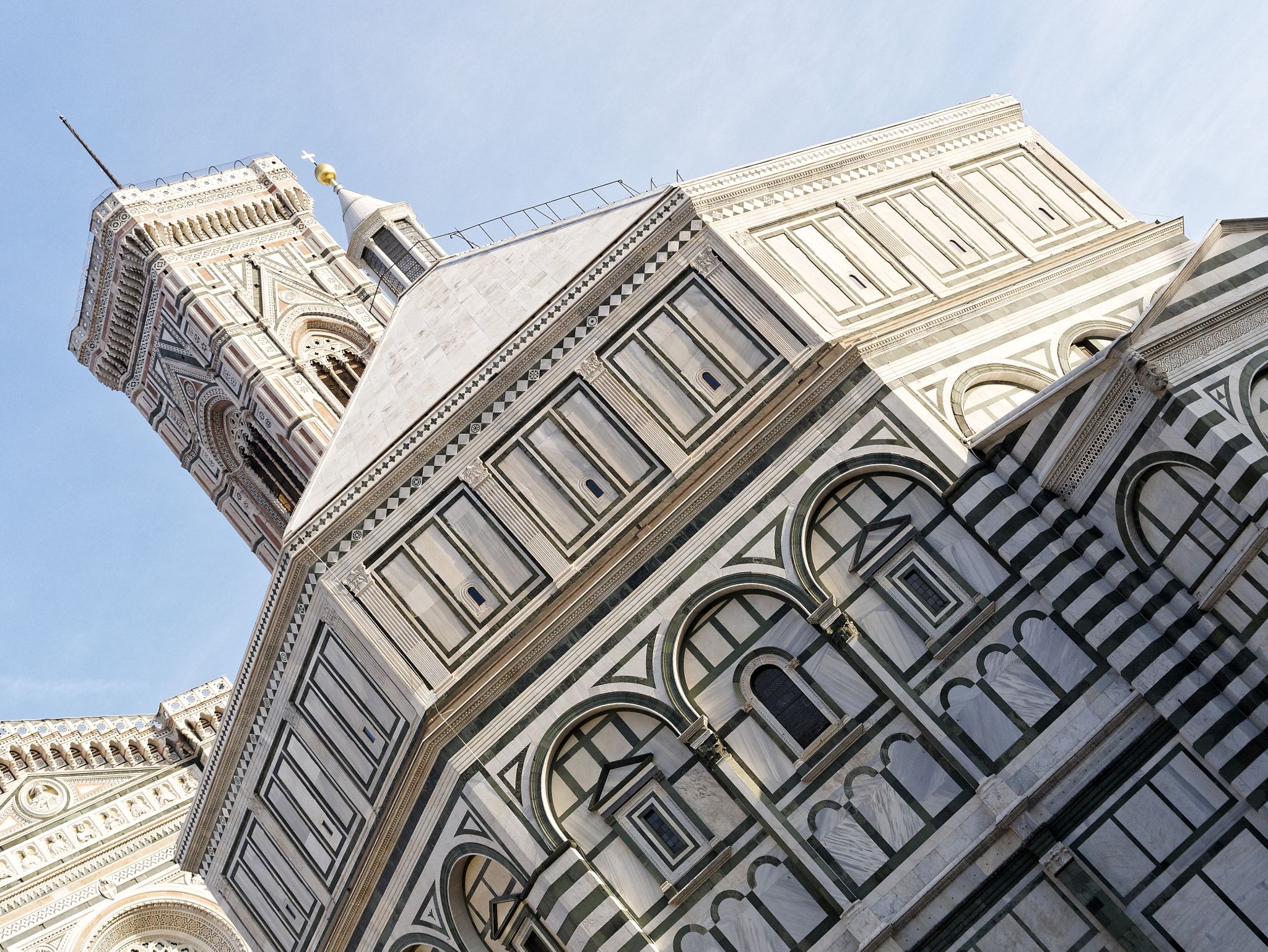 Panasonic Lumix DMC-GX85 (Lumix DMC-GX80 / Lumix DMC-GX7 Mark II) + Panasonic Leica DG Summilux 25mm F1.4 II ASPH sample photo. Photo of the duomo di firenze taken on a sunny morning. photography