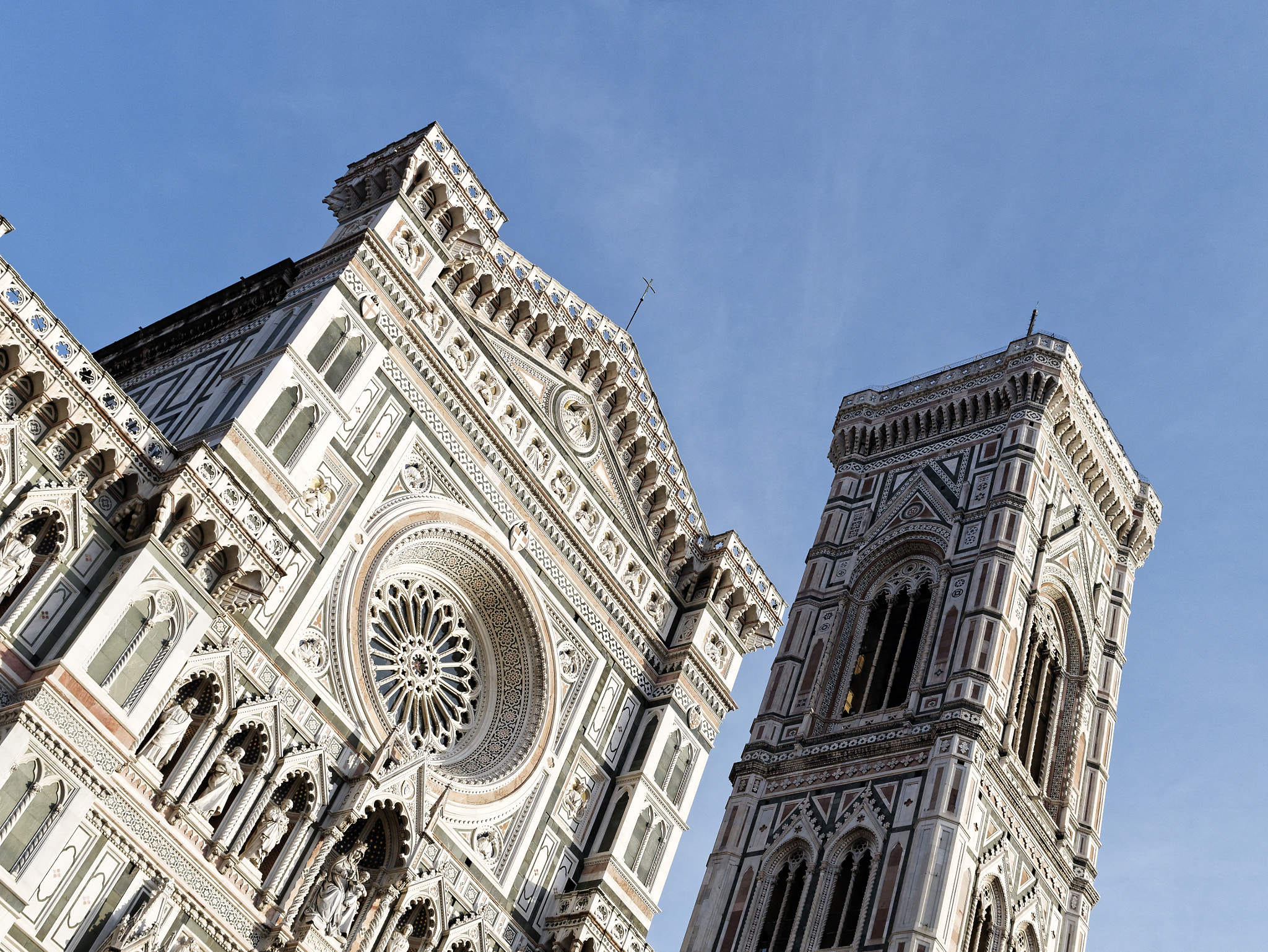 Panasonic Lumix DMC-GX85 (Lumix DMC-GX80 / Lumix DMC-GX7 Mark II) + Panasonic Leica DG Summilux 25mm F1.4 II ASPH sample photo. Photo of the duomo di firenze taken on a sunny morning. photography