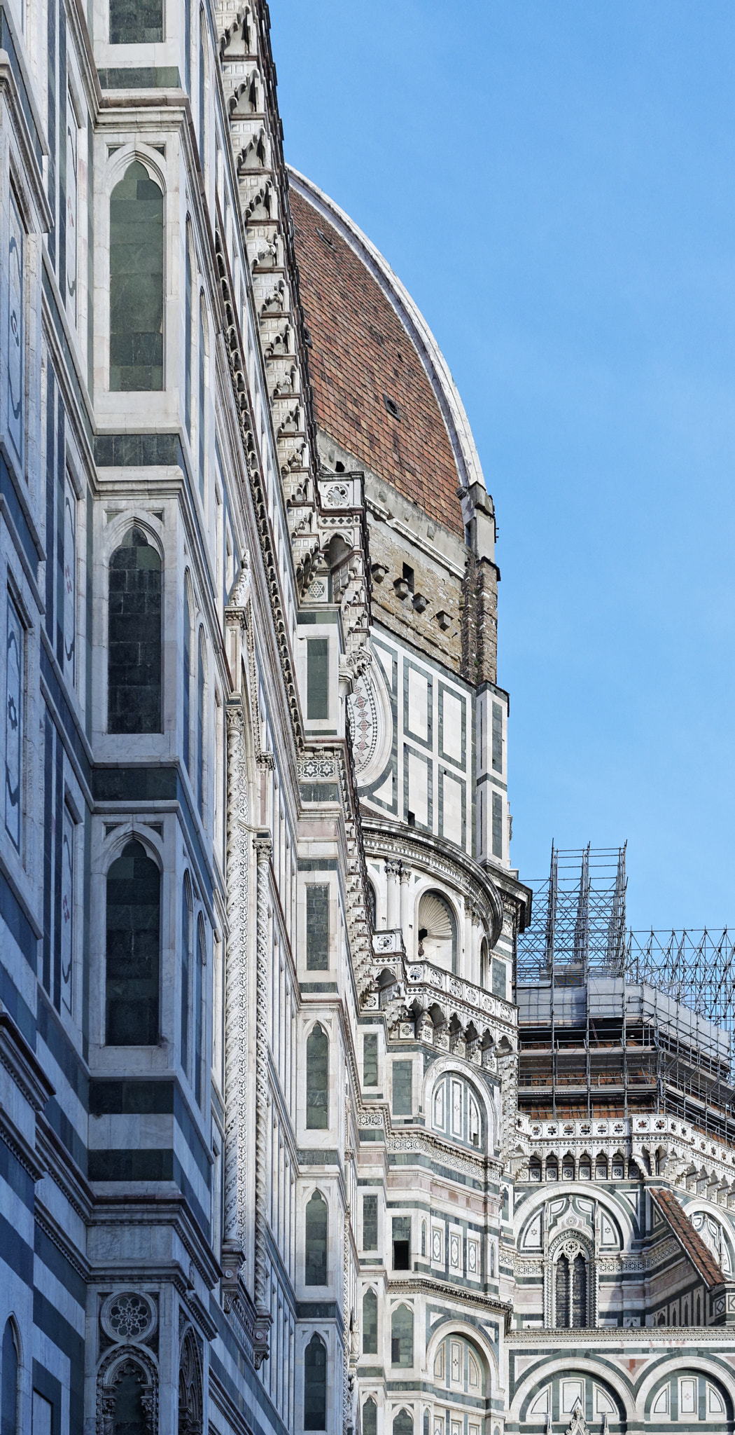 Panasonic Lumix DMC-GX85 (Lumix DMC-GX80 / Lumix DMC-GX7 Mark II) + Panasonic Leica DG Summilux 25mm F1.4 II ASPH sample photo. Photo of the duomo di firenze taken on a sunny morning. photography