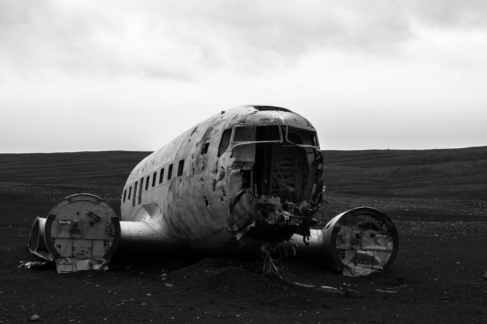 Olympus OM-D E-M10 sample photo. Plane wreck - iceland photography