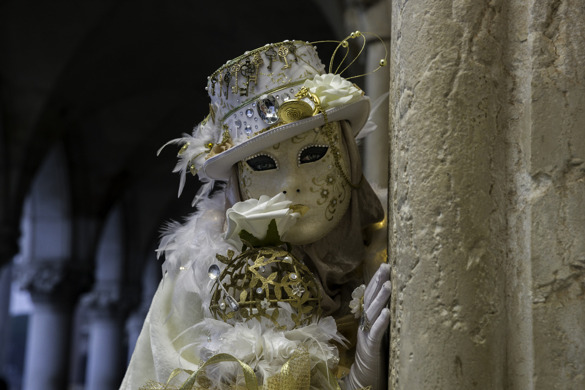 Sony a7R II + Canon EF 24-70mm F2.8L II USM sample photo. Venetian gold: masked performer at venice carnival photography