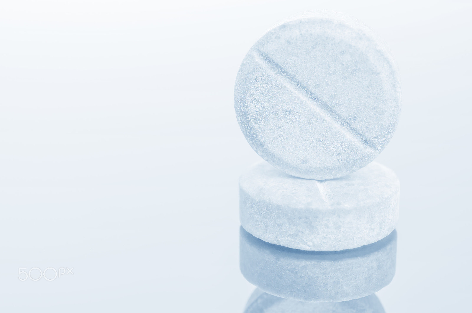 Nikon AF-S DX Micro Nikkor 40mm F2.8 sample photo. White  medicine antibiotic pills. photography