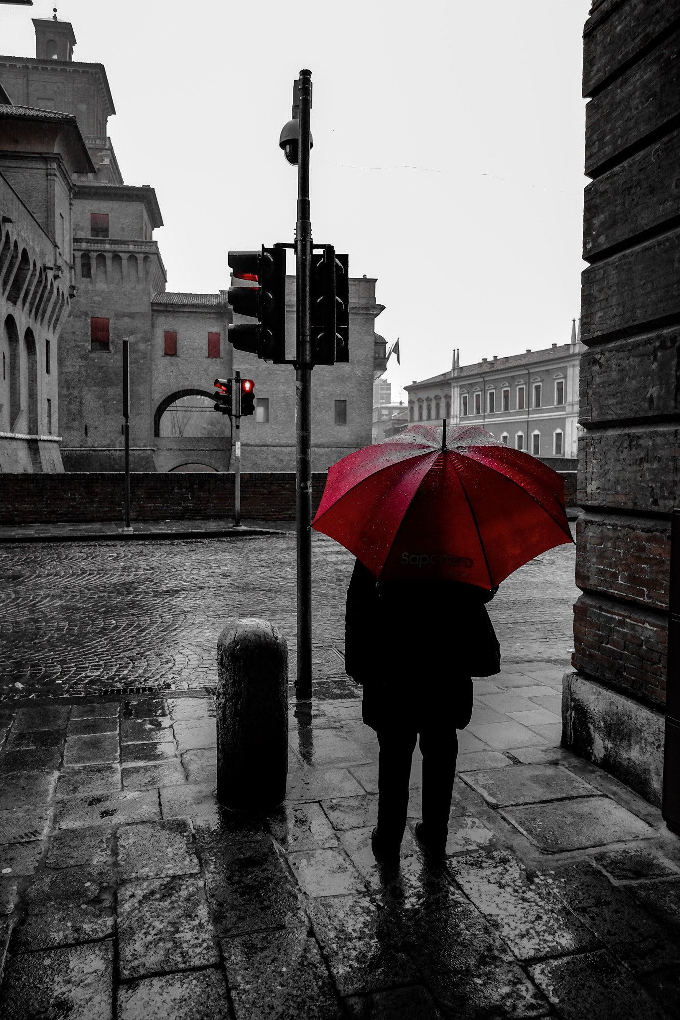 Fujifilm X-T10 + Fujifilm XF 18mm F2 R sample photo. Red umbella to face the storm photography