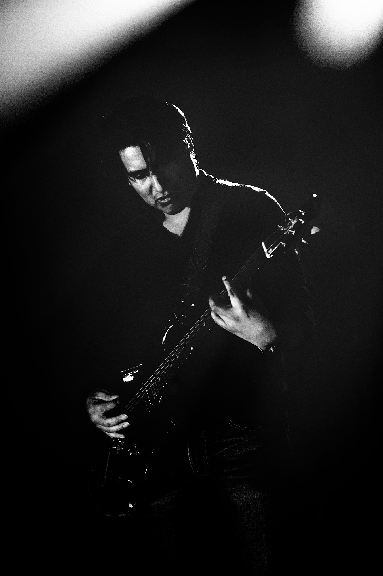 AF Zoom-Nikkor 80-200mm f/2.8 ED sample photo. The guitarist photography