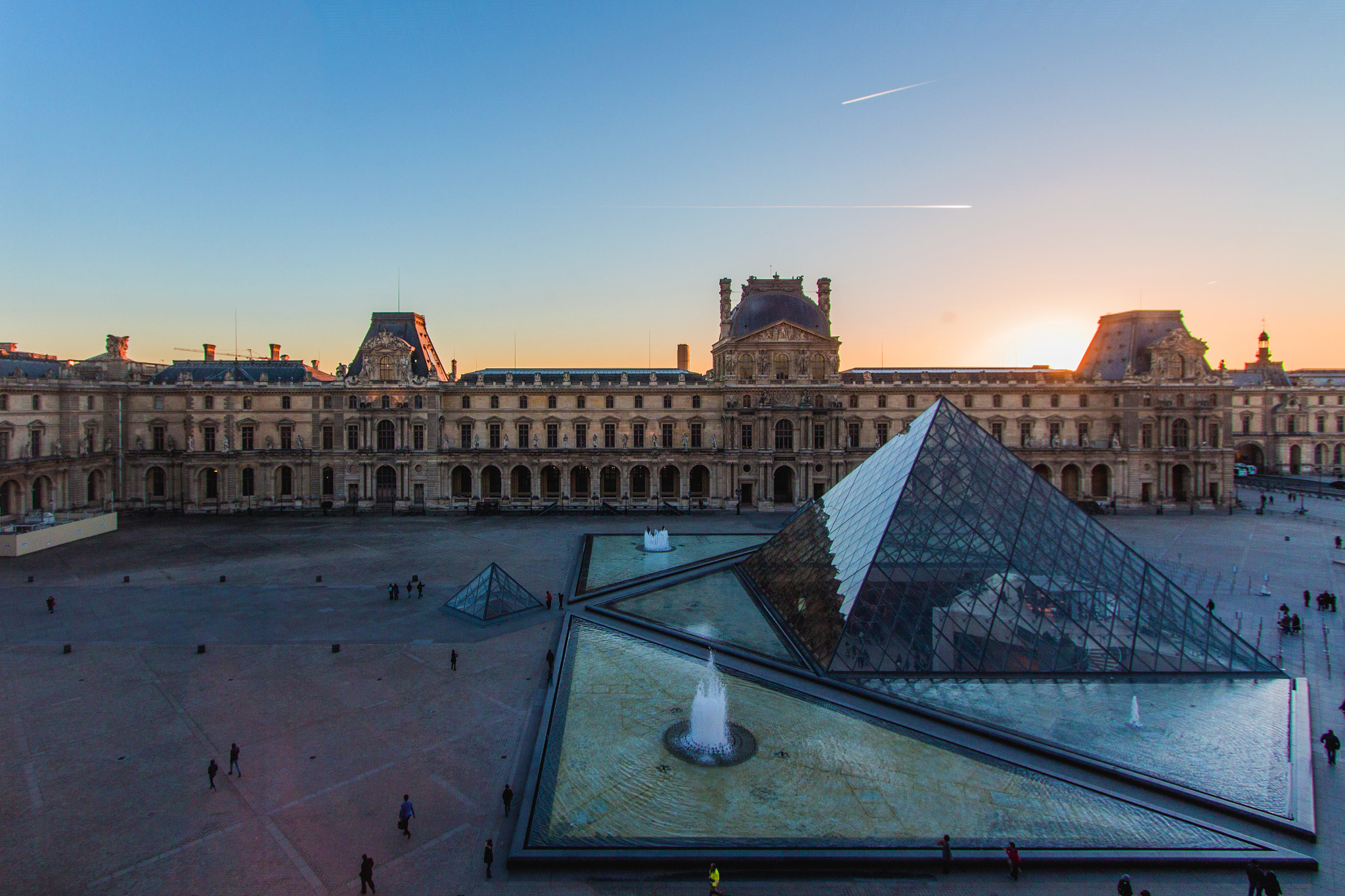 Canon EF-S 10-22mm F3.5-4.5 USM sample photo. Sunset behind the louvre photography