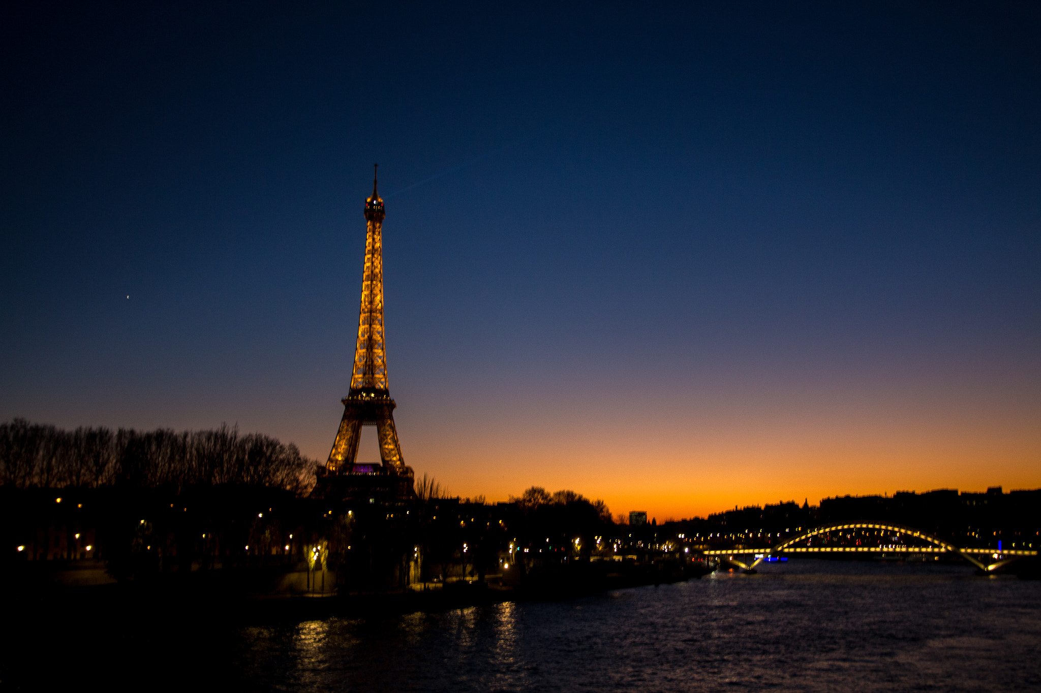 Canon EOS 650D (EOS Rebel T4i / EOS Kiss X6i) + Canon EF-S 10-22mm F3.5-4.5 USM sample photo. Sunset behind the eiffel tower photography