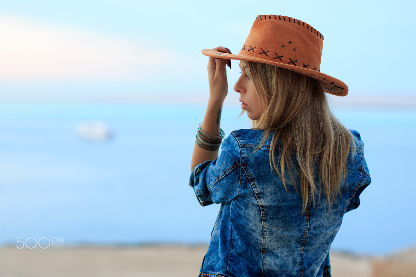 Canon EOS 7D Mark II + Canon EF 50mm F1.2L USM sample photo. Woman in cowboy wild west style, sunset sea view photography