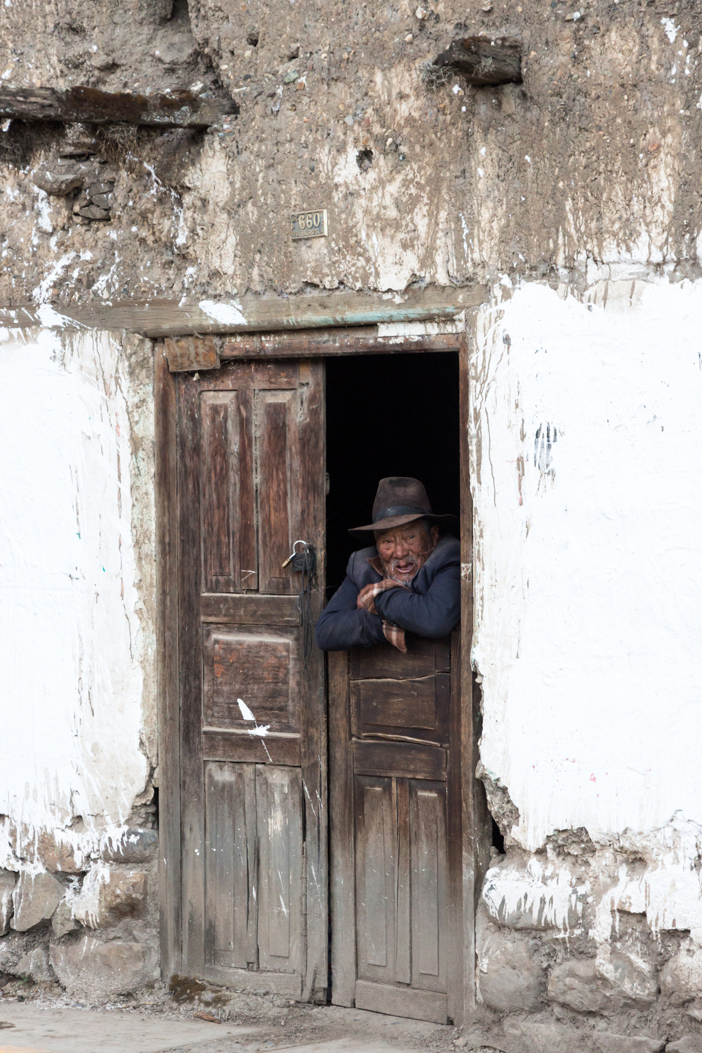 Canon EOS 650D (EOS Rebel T4i / EOS Kiss X6i) sample photo. Man waiting for somebody to enter his door photography