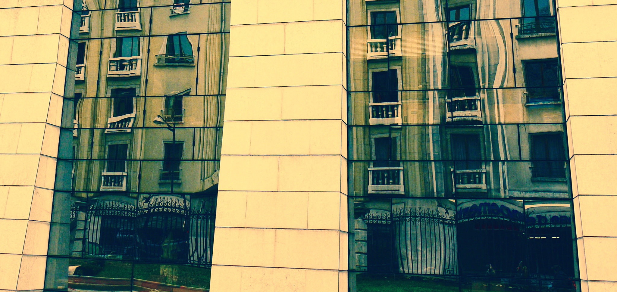Panasonic Lumix DMC-GF1 sample photo. Facade reflets photography