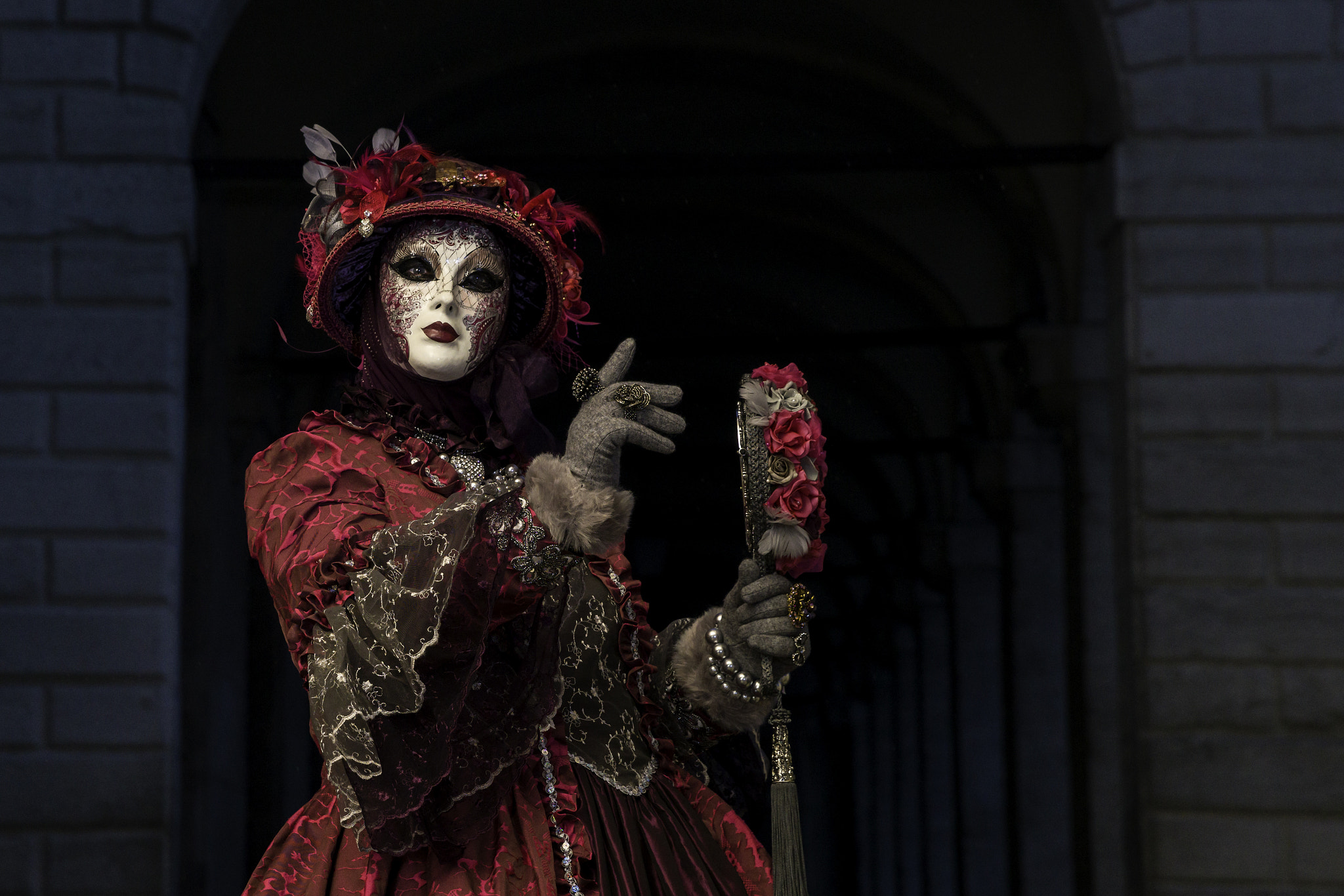 Canon EF 24-70mm F2.8L II USM sample photo. Lady in red - masked performer at venice carnival photography