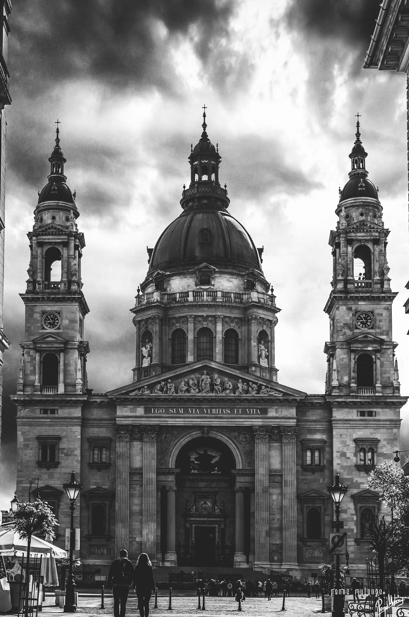 Canon EOS 600D (Rebel EOS T3i / EOS Kiss X5) + Sigma 35mm F1.4 DG HSM Art sample photo. Budapest in bw photography