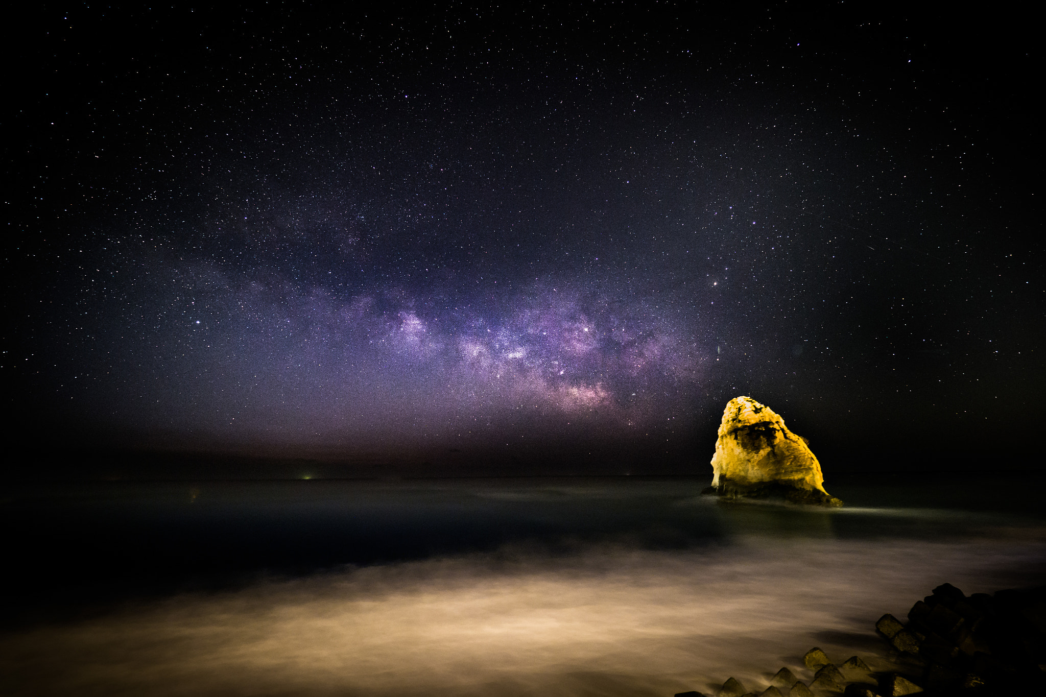 Olympus OM-D E-M1 Mark II + Olympus M.Zuiko Digital ED 7-14mm F2.8 PRO sample photo. Night sky of the coast photography