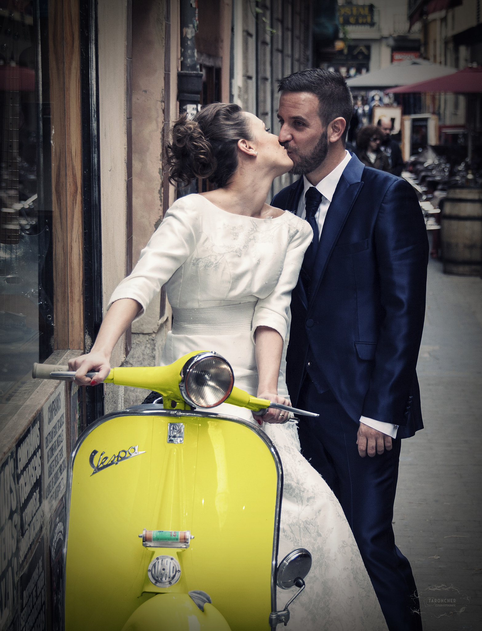 Canon EF 24-70mm F2.8L II USM sample photo. Kiss me silly photography