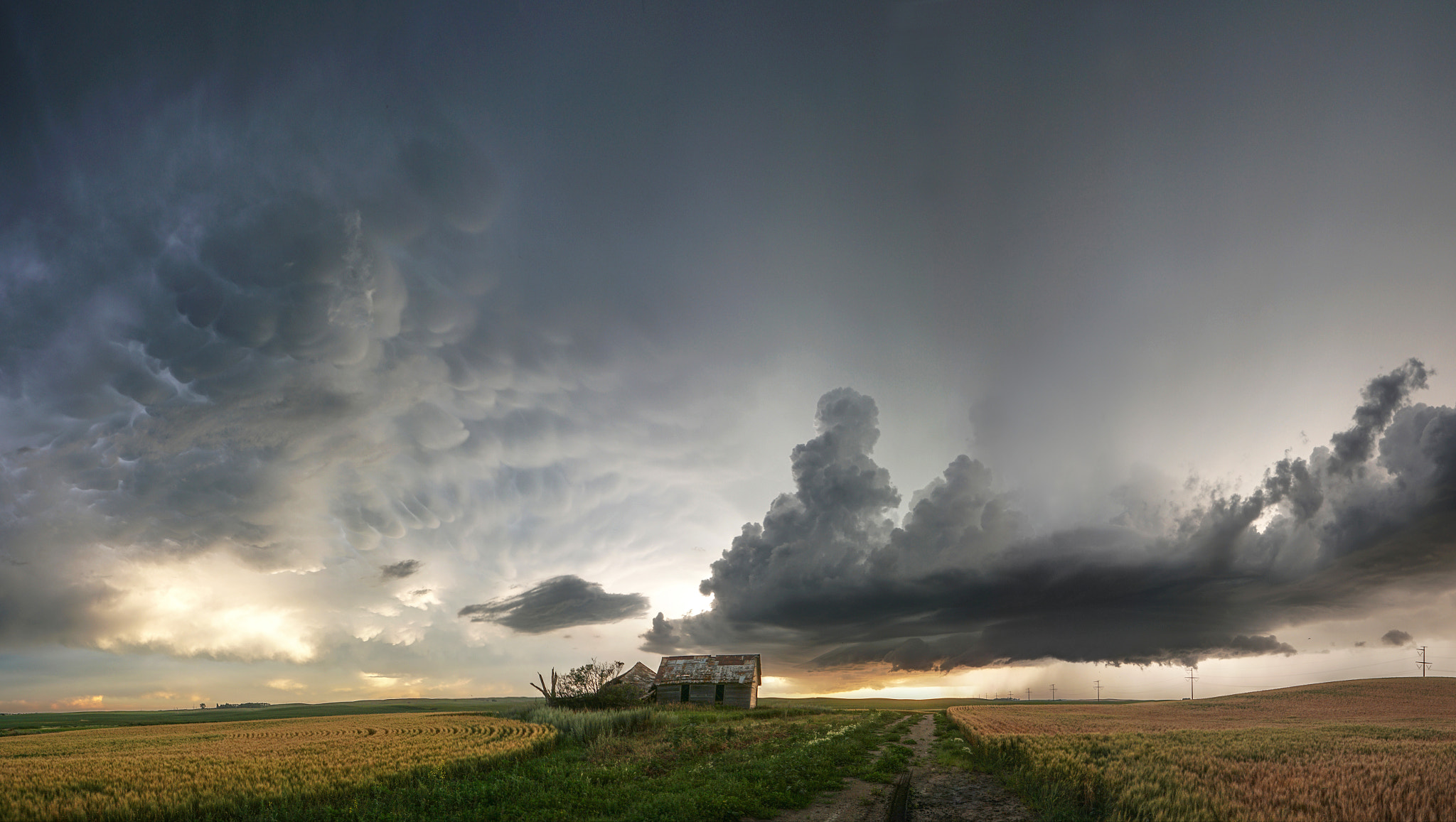 Sony a6300 + Sony E 16mm F2.8 sample photo. Mammatus merge photography