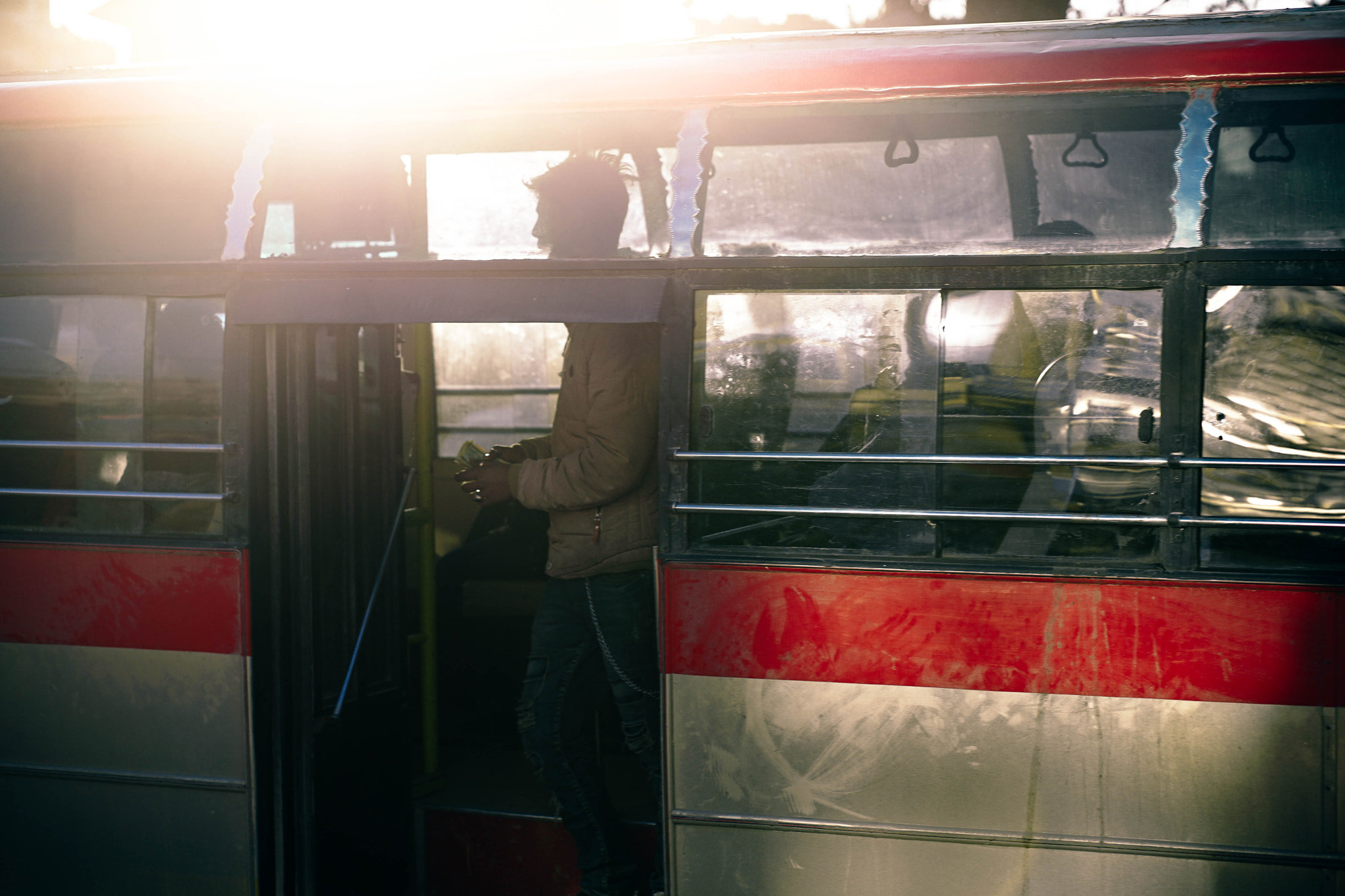 DT 85mm F1.8 SAM sample photo. Bus conductor photography