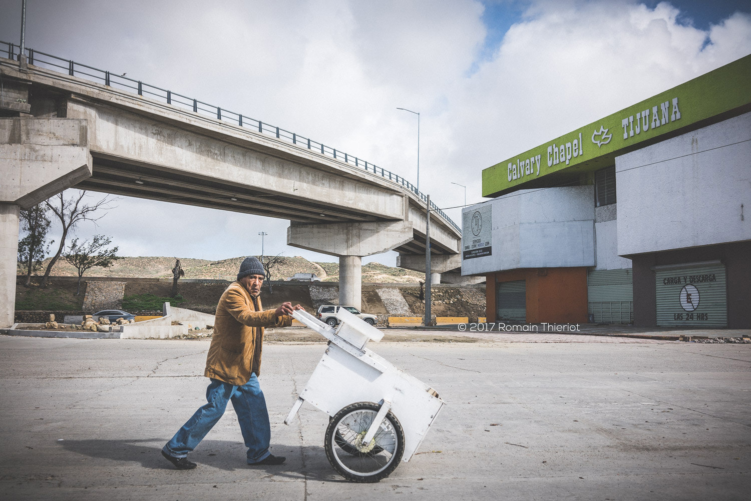 35mm F2.0 sample photo. In the northern zone of tijuana photography