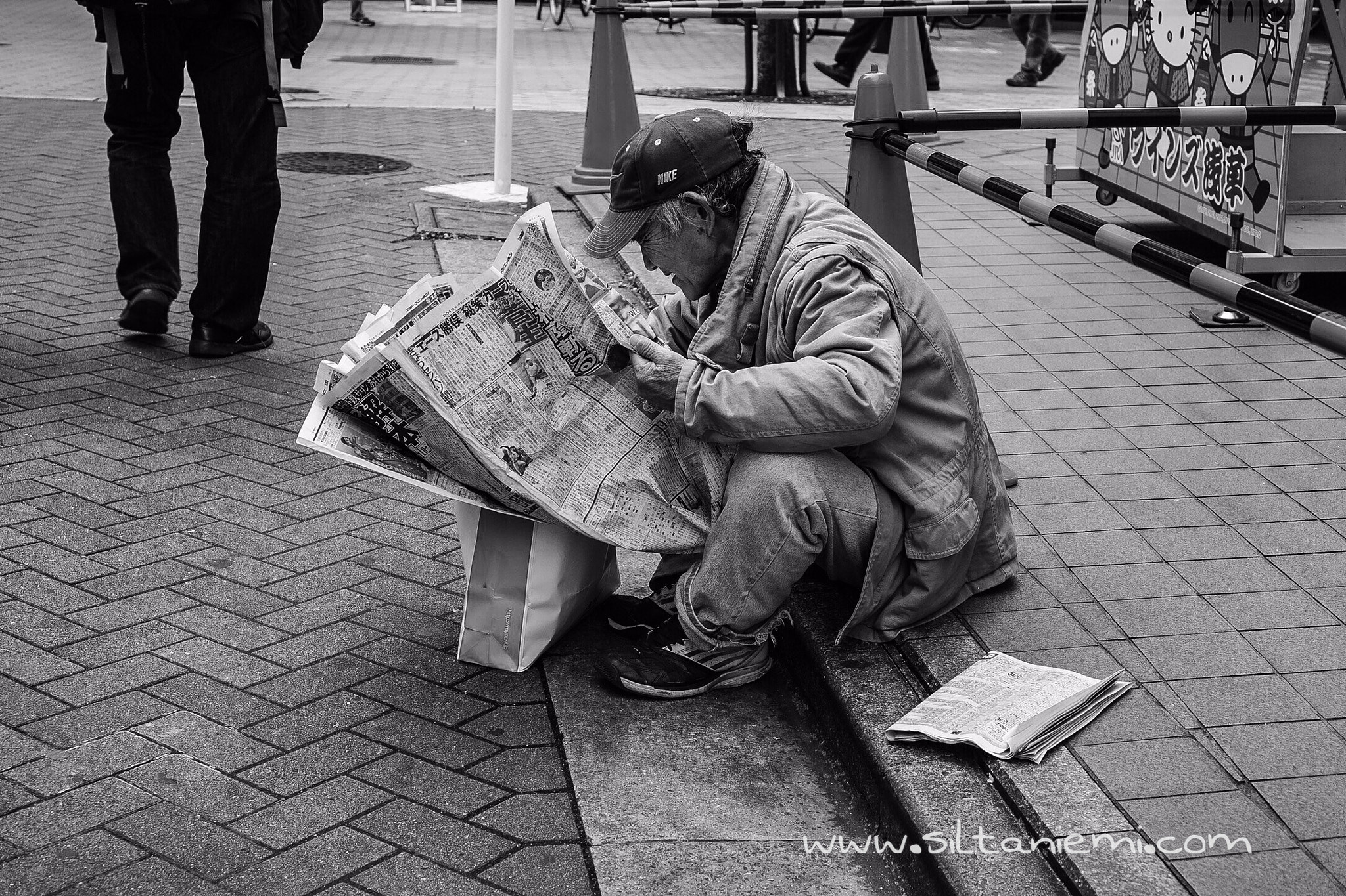 Sony Alpha NEX-7 + Sony E 35mm F1.8 OSS sample photo. Reading the paper on the street in asakusa, japan photography