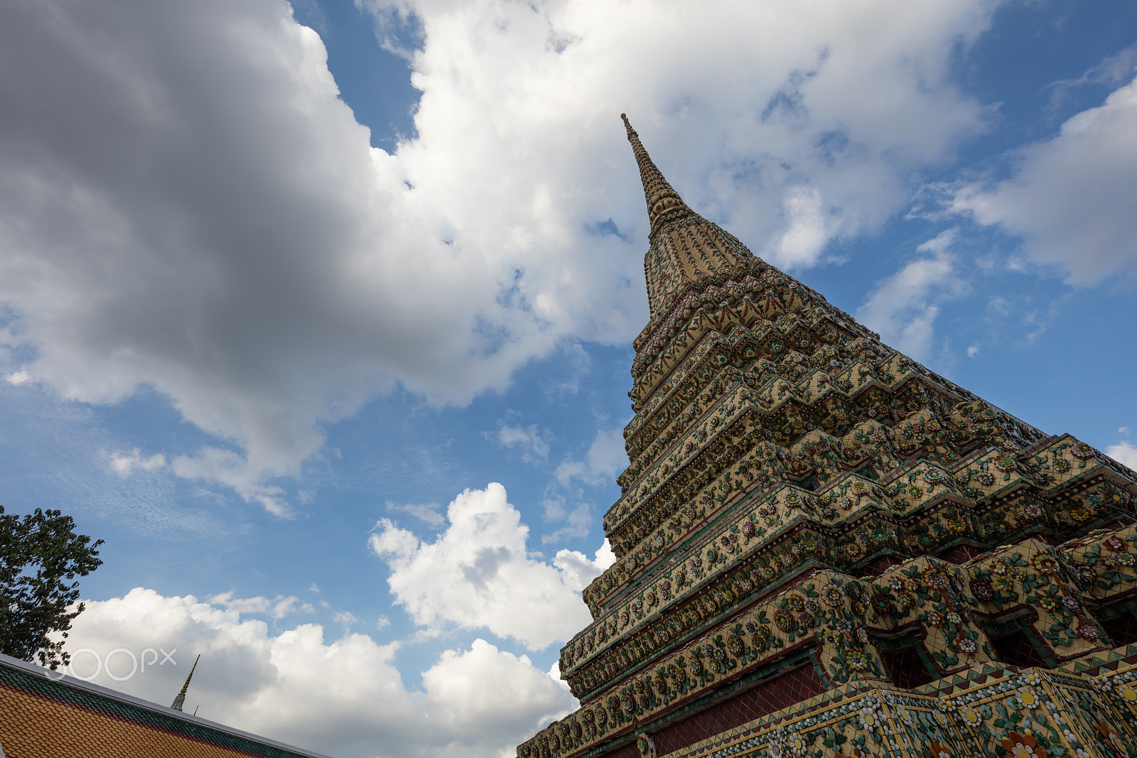 Canon EOS 5DS R + Canon EF 17-40mm F4L USM sample photo. Wat pho, bangkok photography