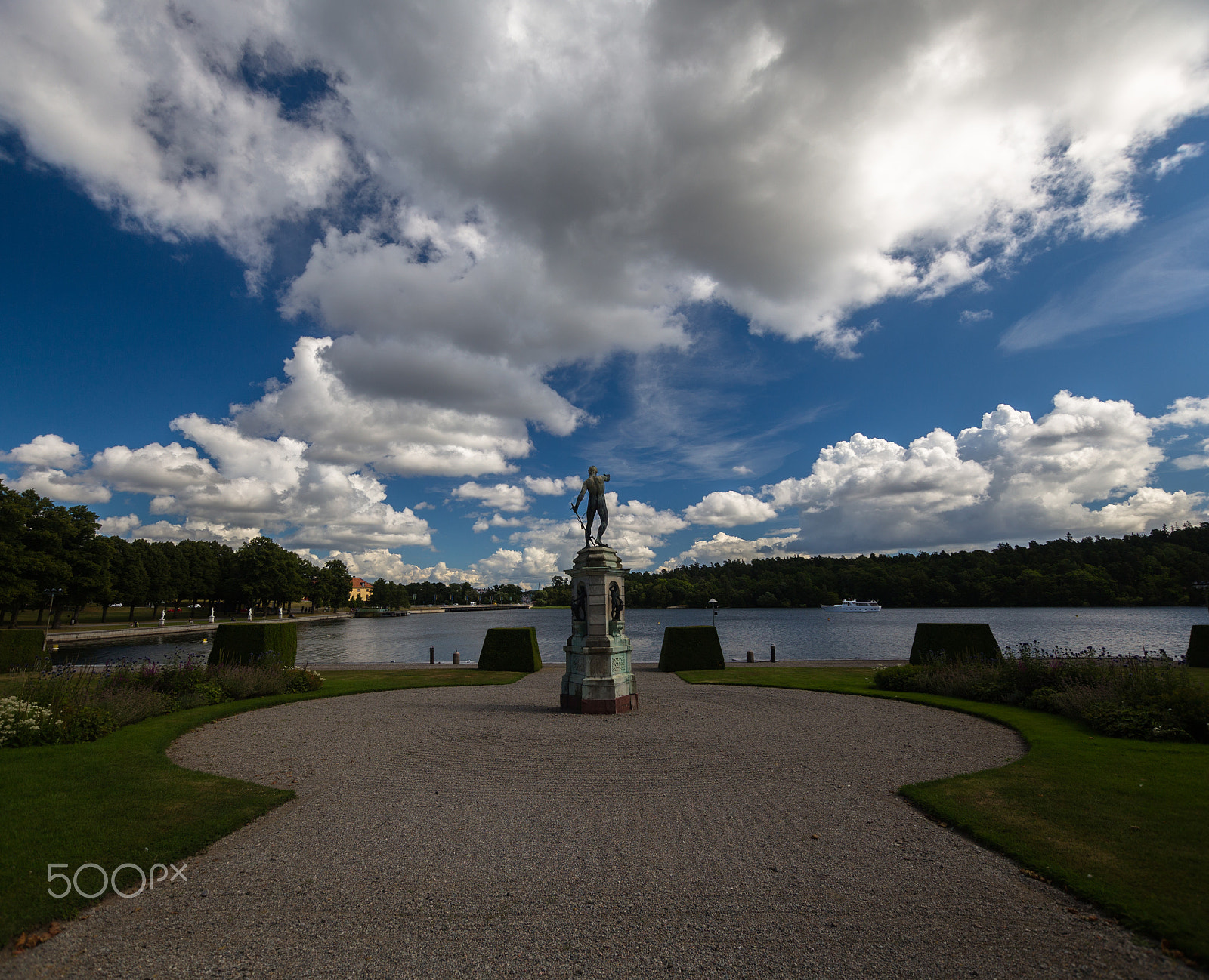 Sigma 10-20mm F3.5 EX DC HSM sample photo. Statue at the royal garden's photography