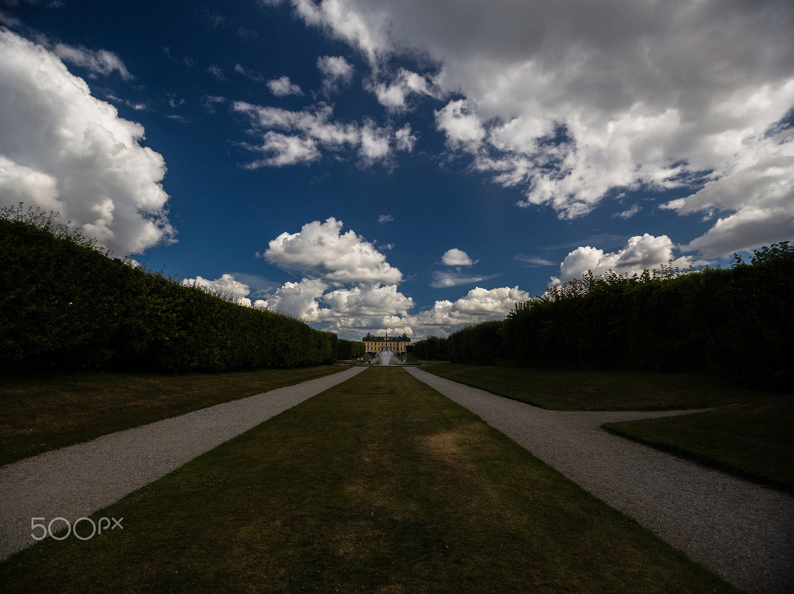 Sigma 10-20mm F3.5 EX DC HSM sample photo. Park alley with a view of the fountain photography
