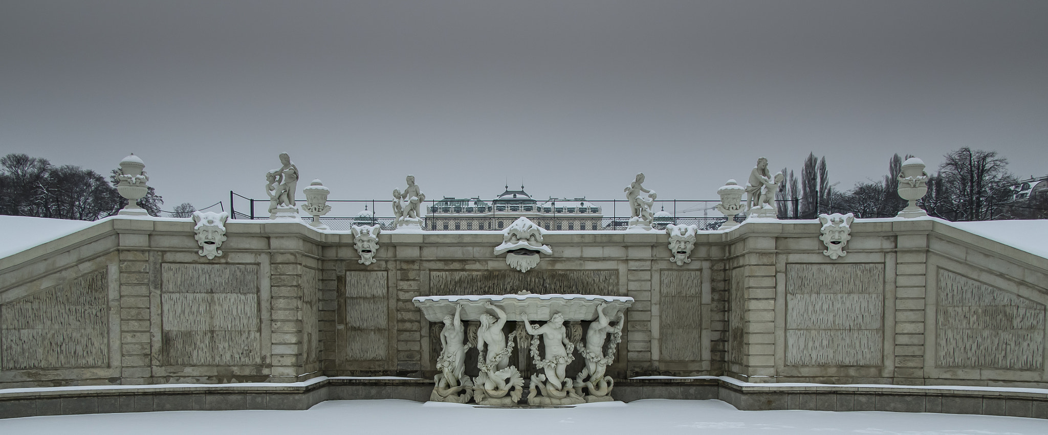 Olympus OM-D E-M10 II sample photo. Fountain belvedere palace vienna photography