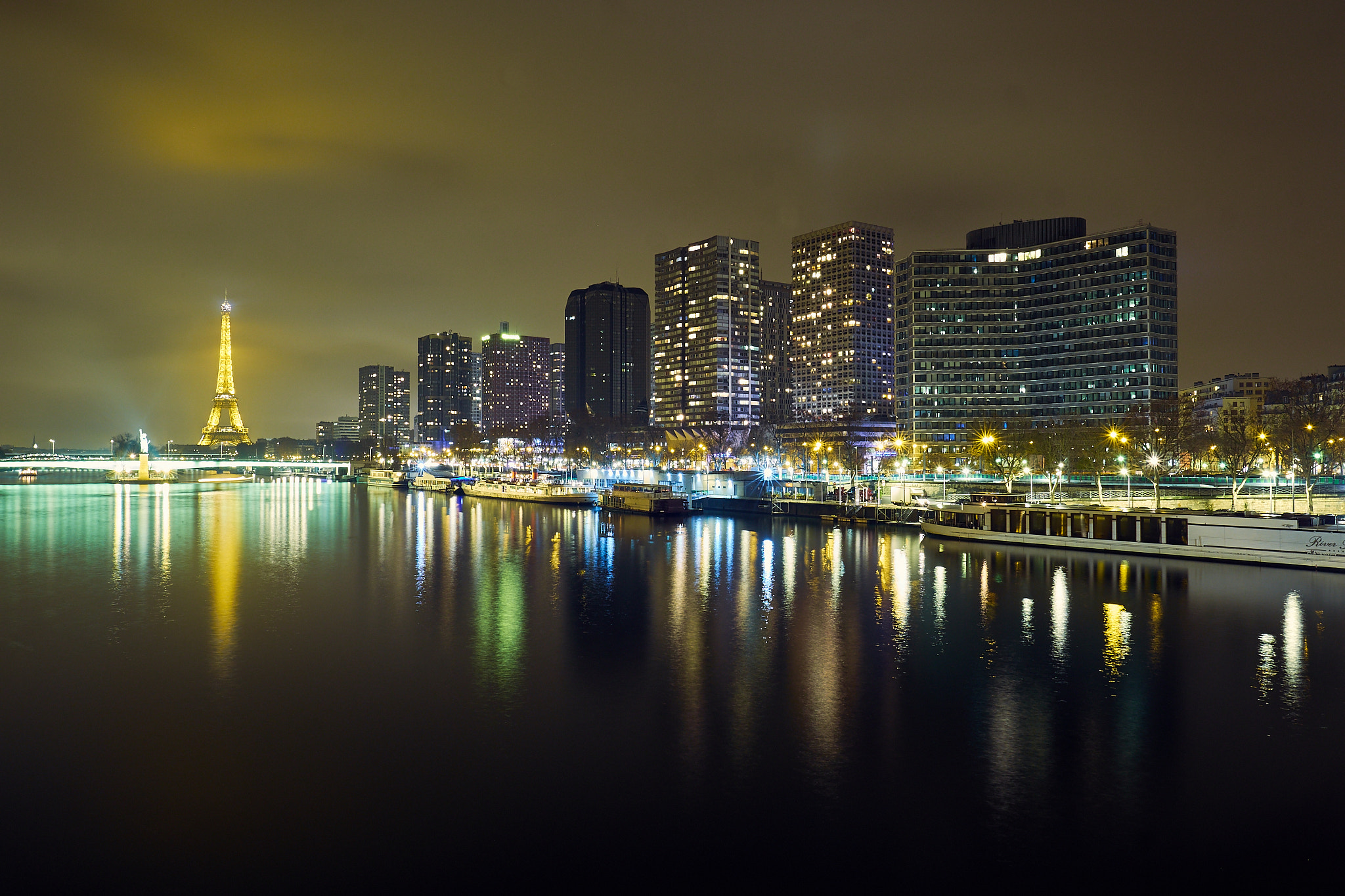 Fujifilm X-E1 + Fujifilm XF 16mm F1.4 R WR sample photo. Eiffel tower and buildings photography