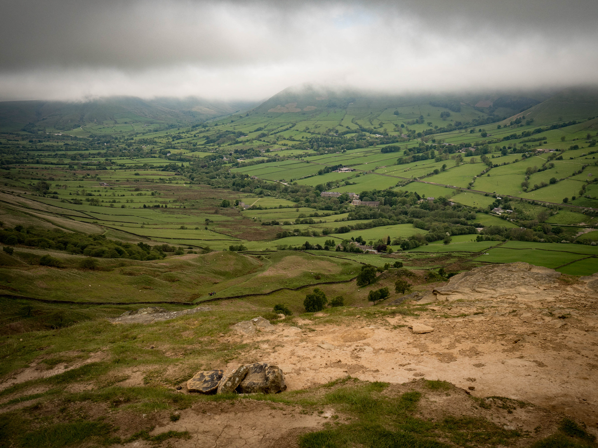 Olympus OM-D E-M5 II + Olympus M.Zuiko Digital 17mm F1.8 sample photo. Valley from mam tor photography