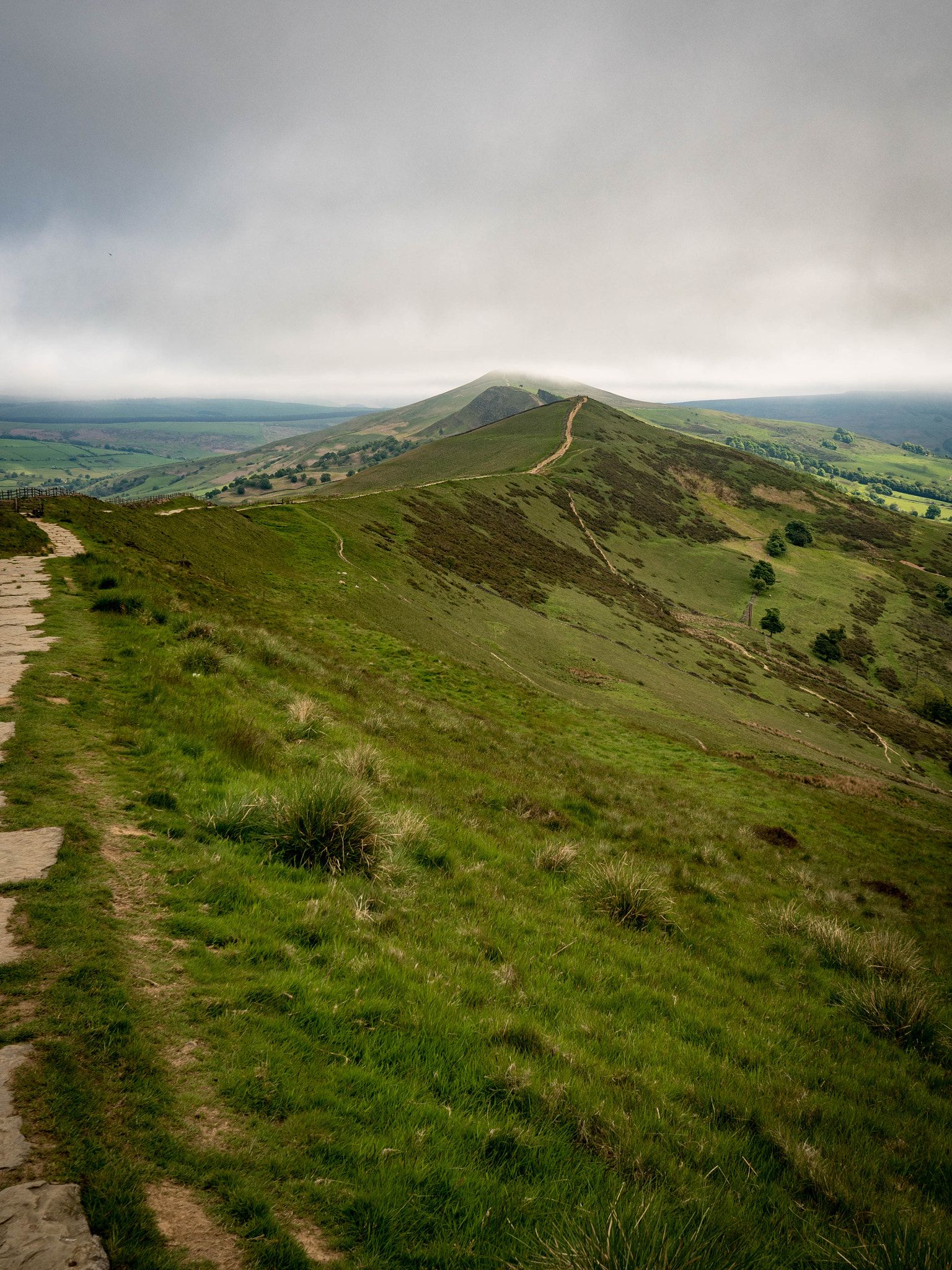 Olympus OM-D E-M5 II + Olympus M.Zuiko Digital 17mm F1.8 sample photo. Trail along the ridge photography