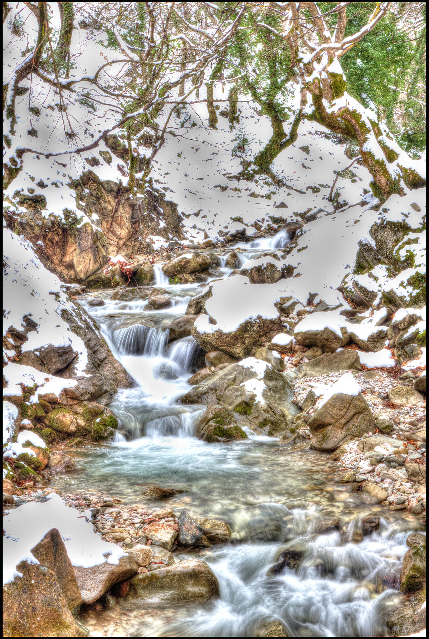 Canon EOS 650D (EOS Rebel T4i / EOS Kiss X6i) + Canon EF 24-105mm F4L IS USM sample photo. Snow arround the river photography